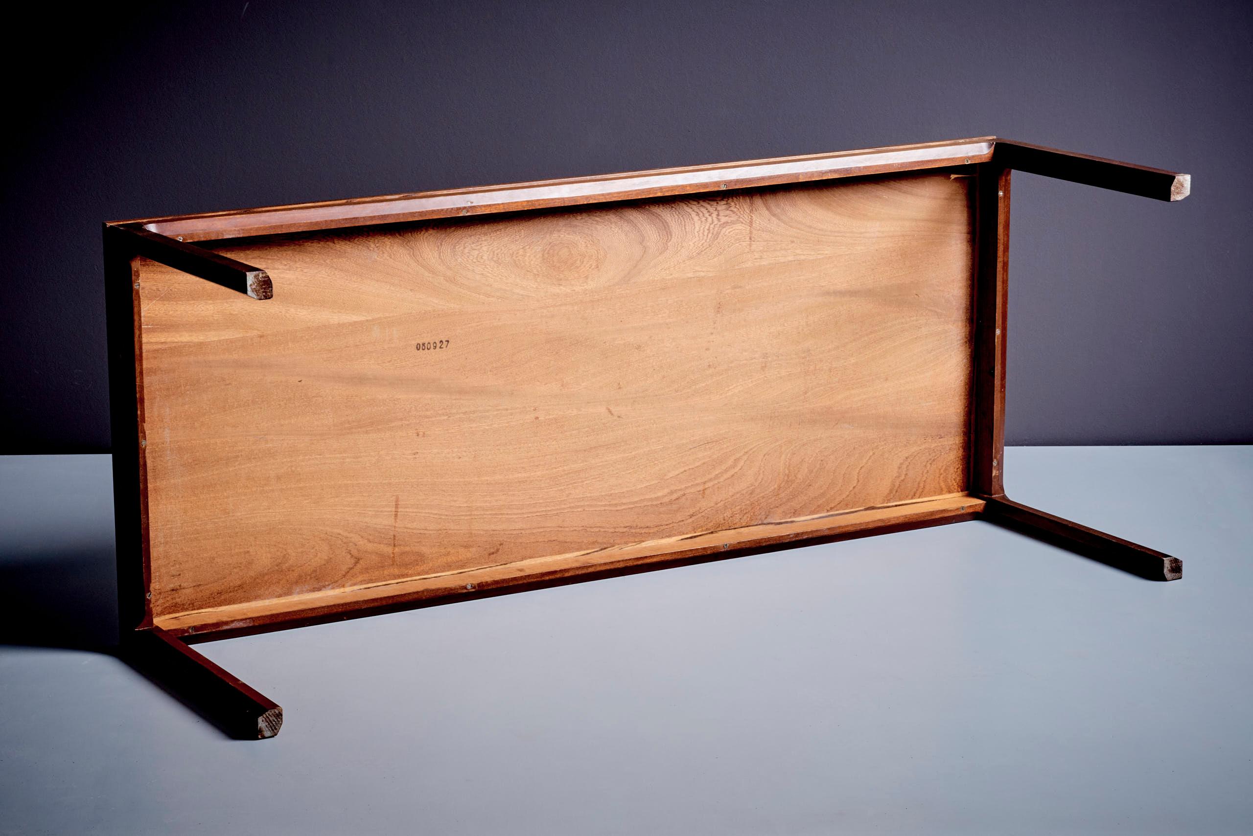 Gran mesa baja de madera atribuida a Kai Kristiansen Danés en venta