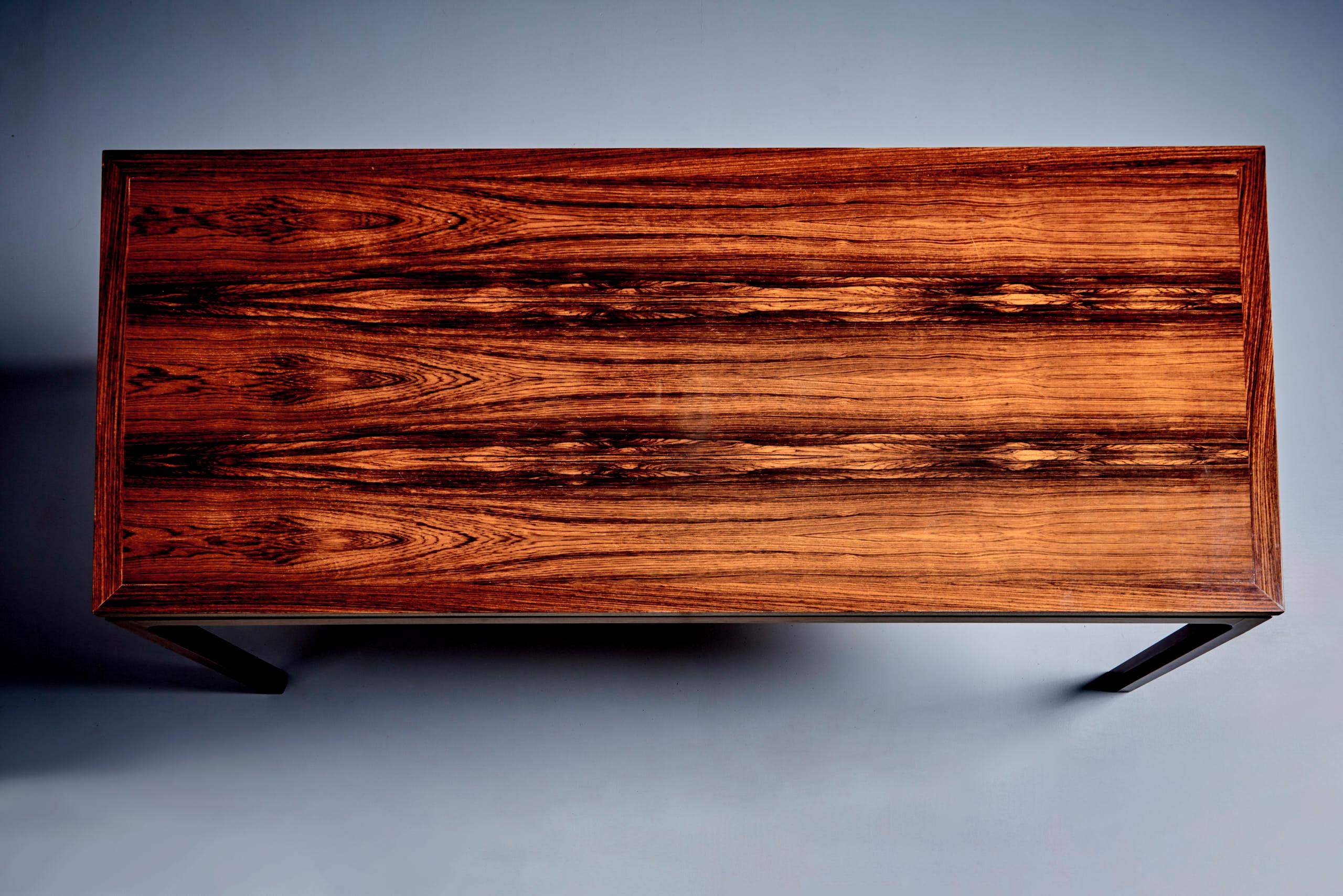 Gran mesa baja de madera atribuida a Kai Kristiansen mediados del siglo XX en venta