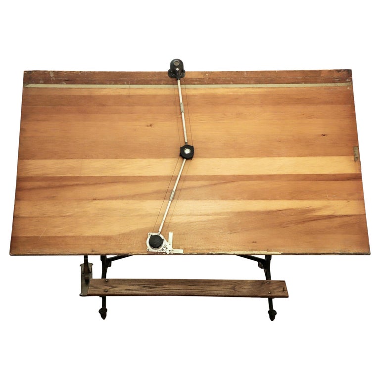 Grande table à dessin en bois Base en fonte à roulettes réglable En vente  sur 1stDibs