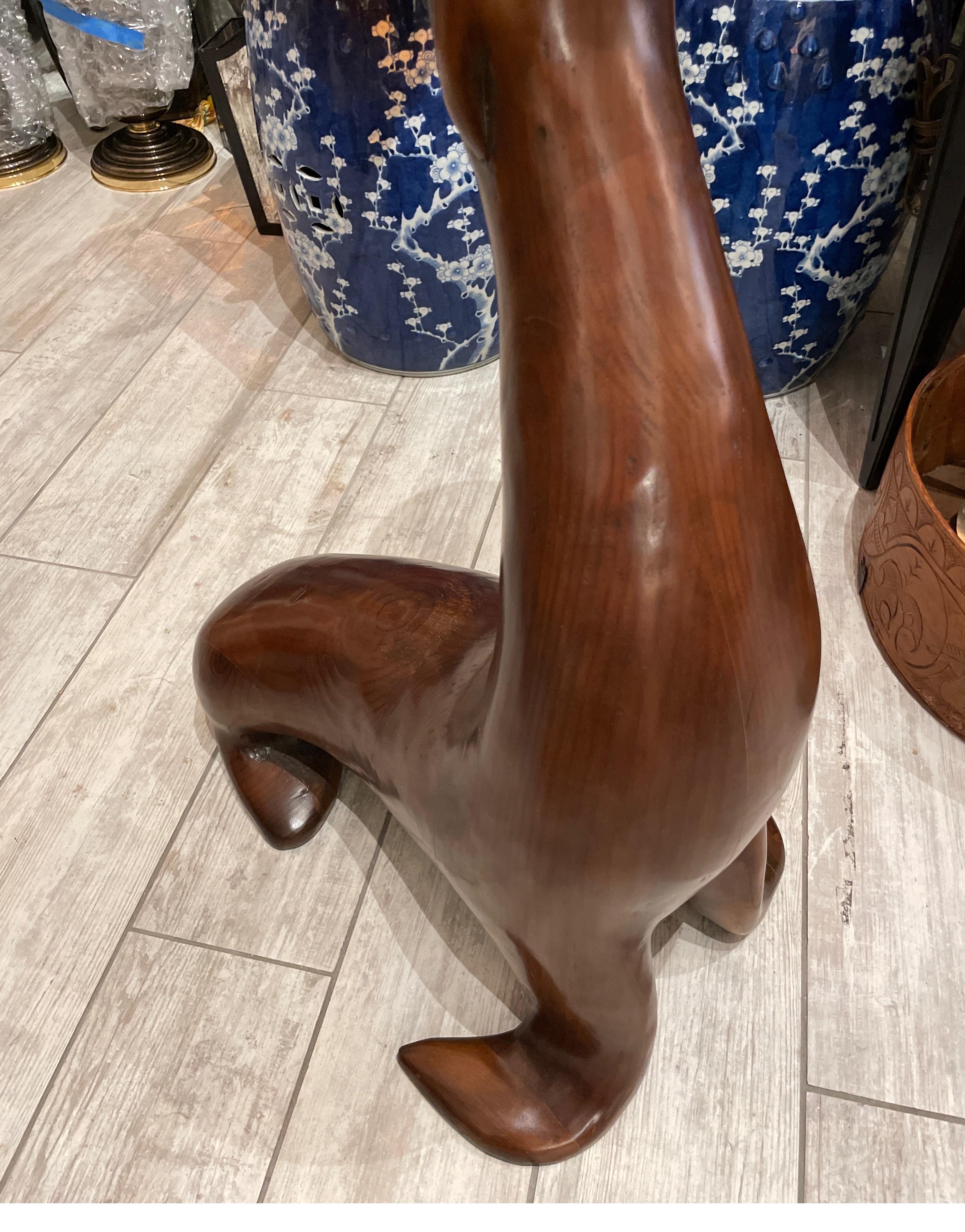 Sculpture en bois représentant un phoque tenant une boule de laiton en équilibre sur son nez. Une pièce très inhabituelle et spéciale provenant d'un magnifique domaine de Palm Beach.