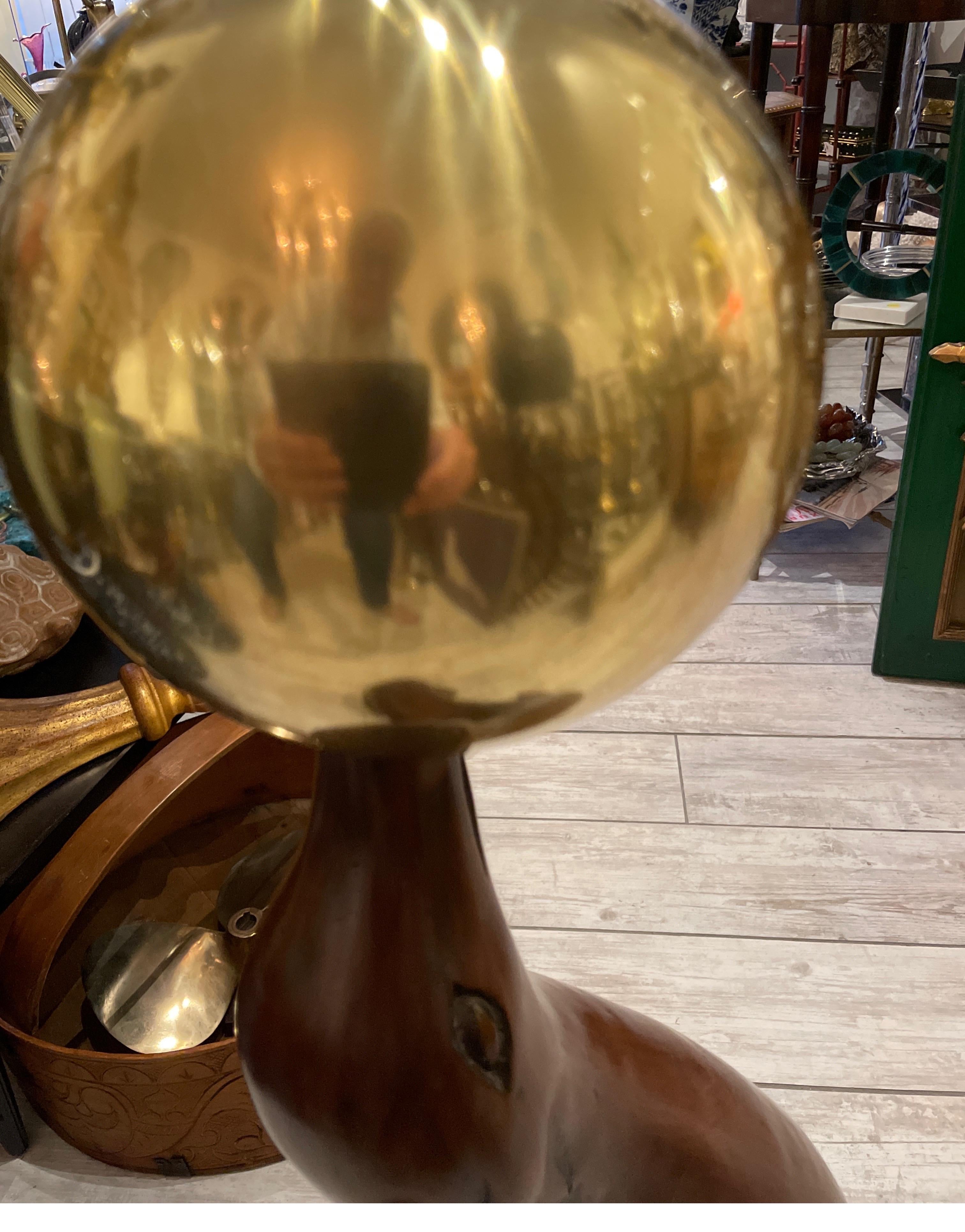 Grande sculpture en bois d'un sceau balançant une boule de laiton en vente 1