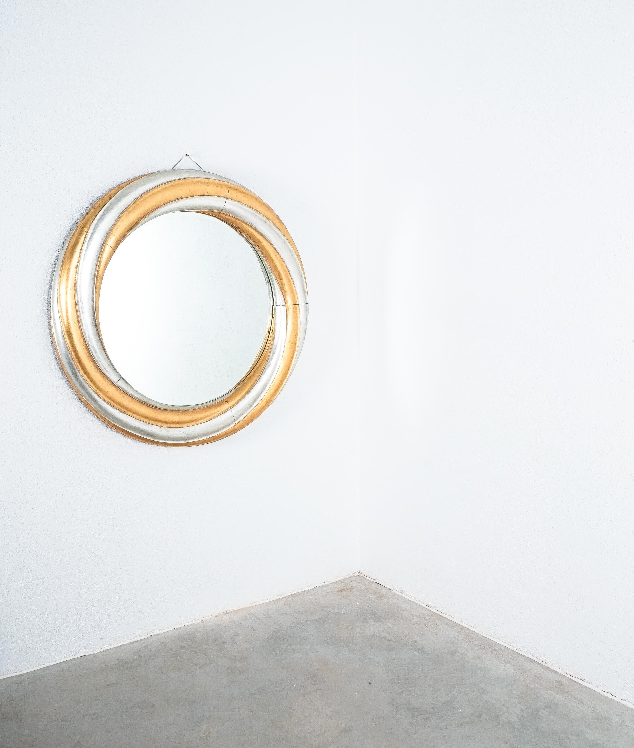 Miroir à cadre en spirale de 43,3 pouces sculpté à la main avec un léger effet de trompe l'oeil, Italie, vers 1900

Superbe miroir mural italien fait à la main, composé de bois et de finitions dorées et argentées. Cadre très lourd. Le verre du