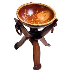 Vide Pochette grande in legno su base a treppiede in Wood scolpito  Circa  Francia