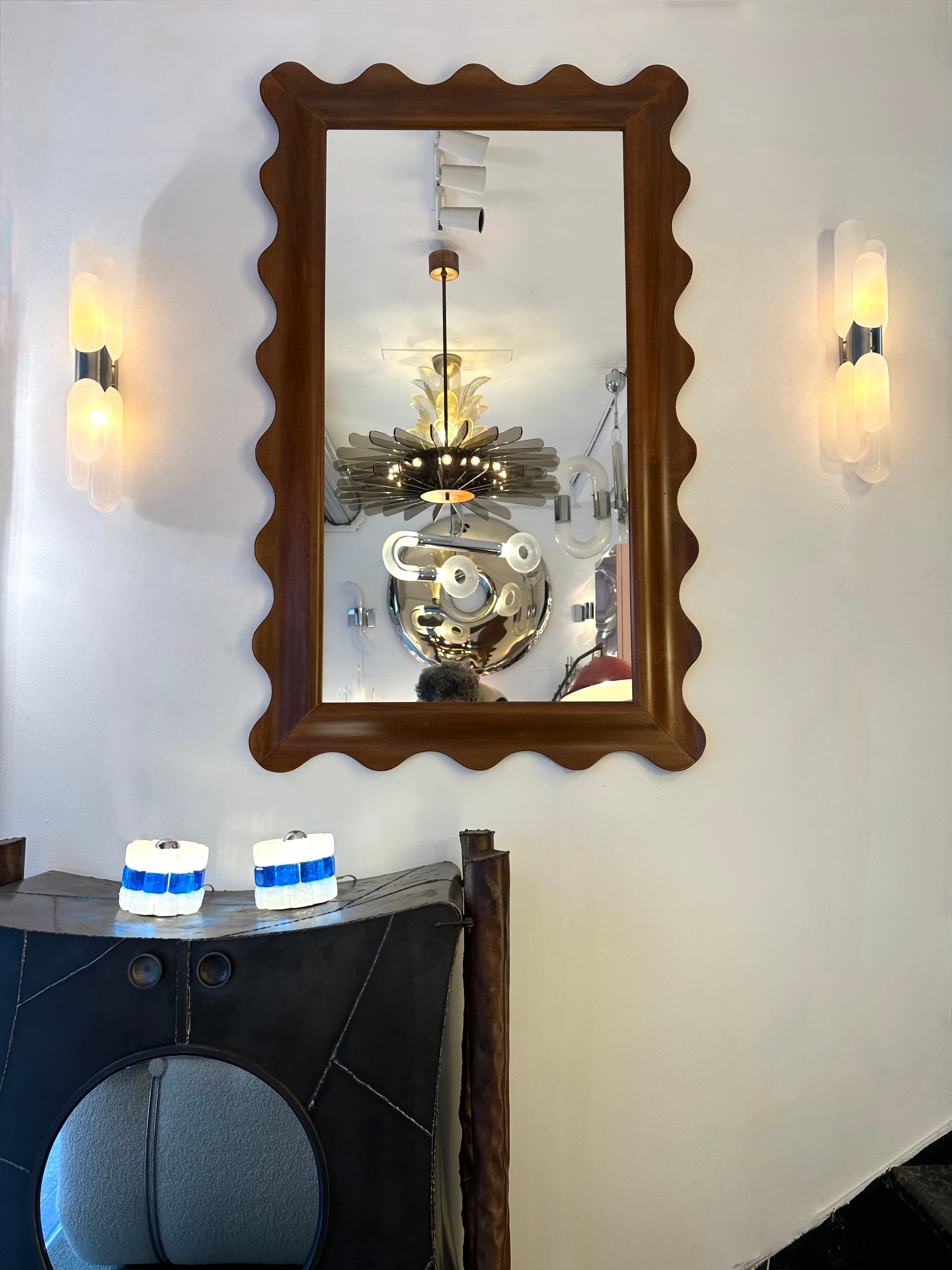 Espejo de pared grande de madera ondulada, diseño italiano artesanal hecho a mano obra contemporánea en el ambiente del Mid-Century Modern brasilian design,  Ico Parisi, Cesare Lacca, Gio Ponti, Franco Campo & Carlo Graffi, Osvaldo Borsani.

2
