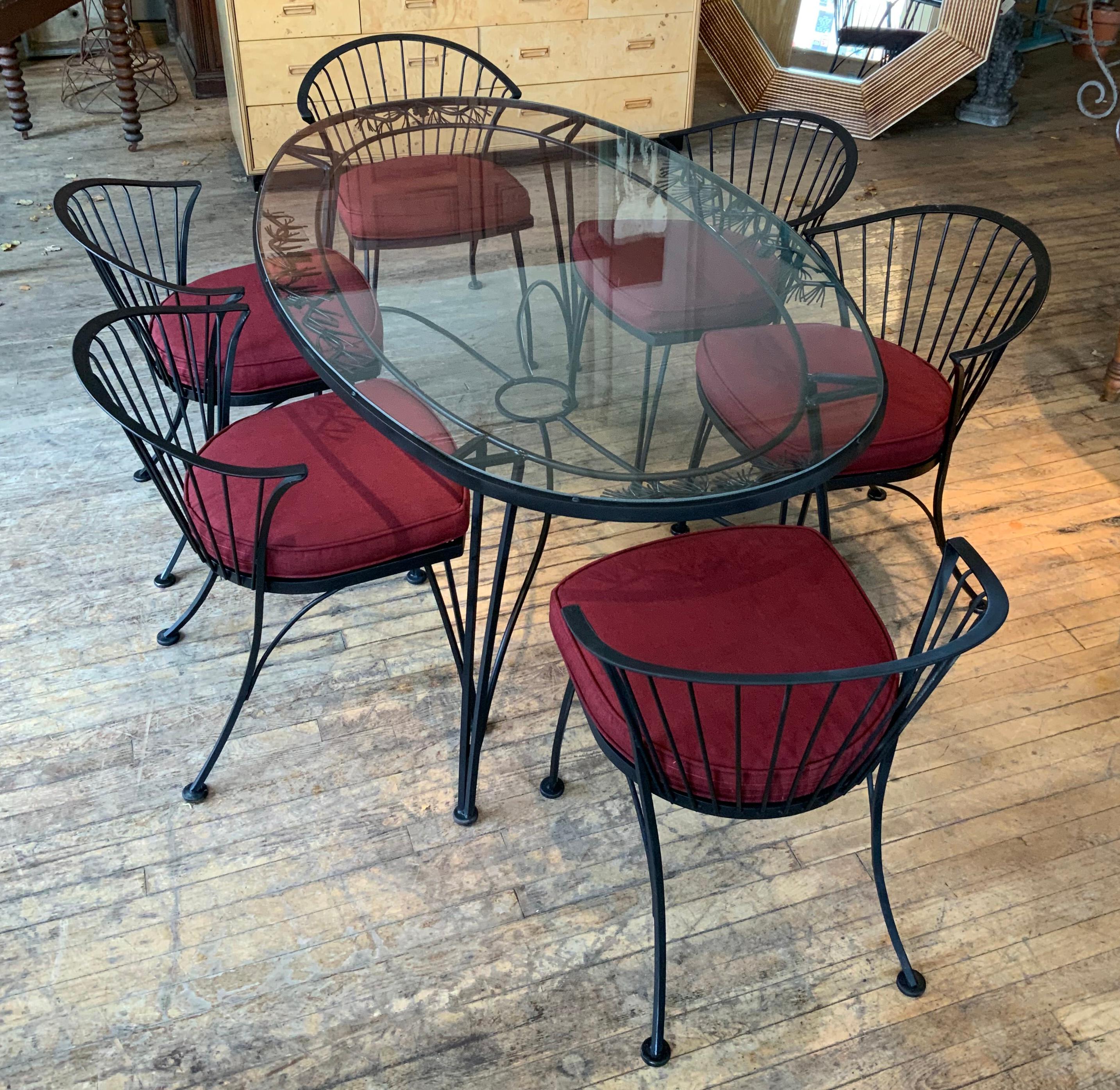 Large Woodard 1950s Pinecrest Oval Dining Table and Set of Six Chairs In Good Condition In Hudson, NY