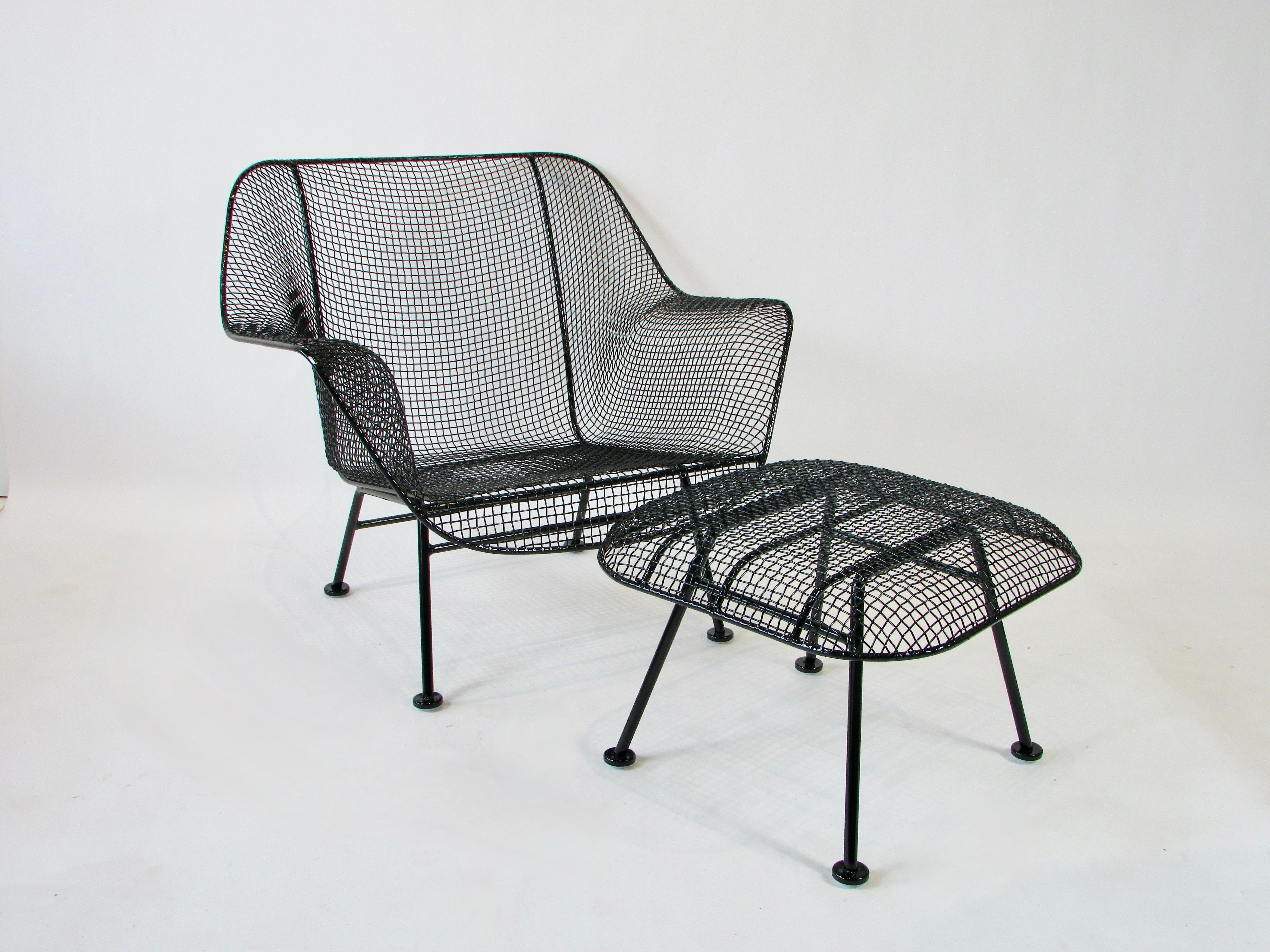 Mid-Century Modern Grande chaise longue et pouf Sculptura en fer forgé avec maille d'acier de Woodard en vente