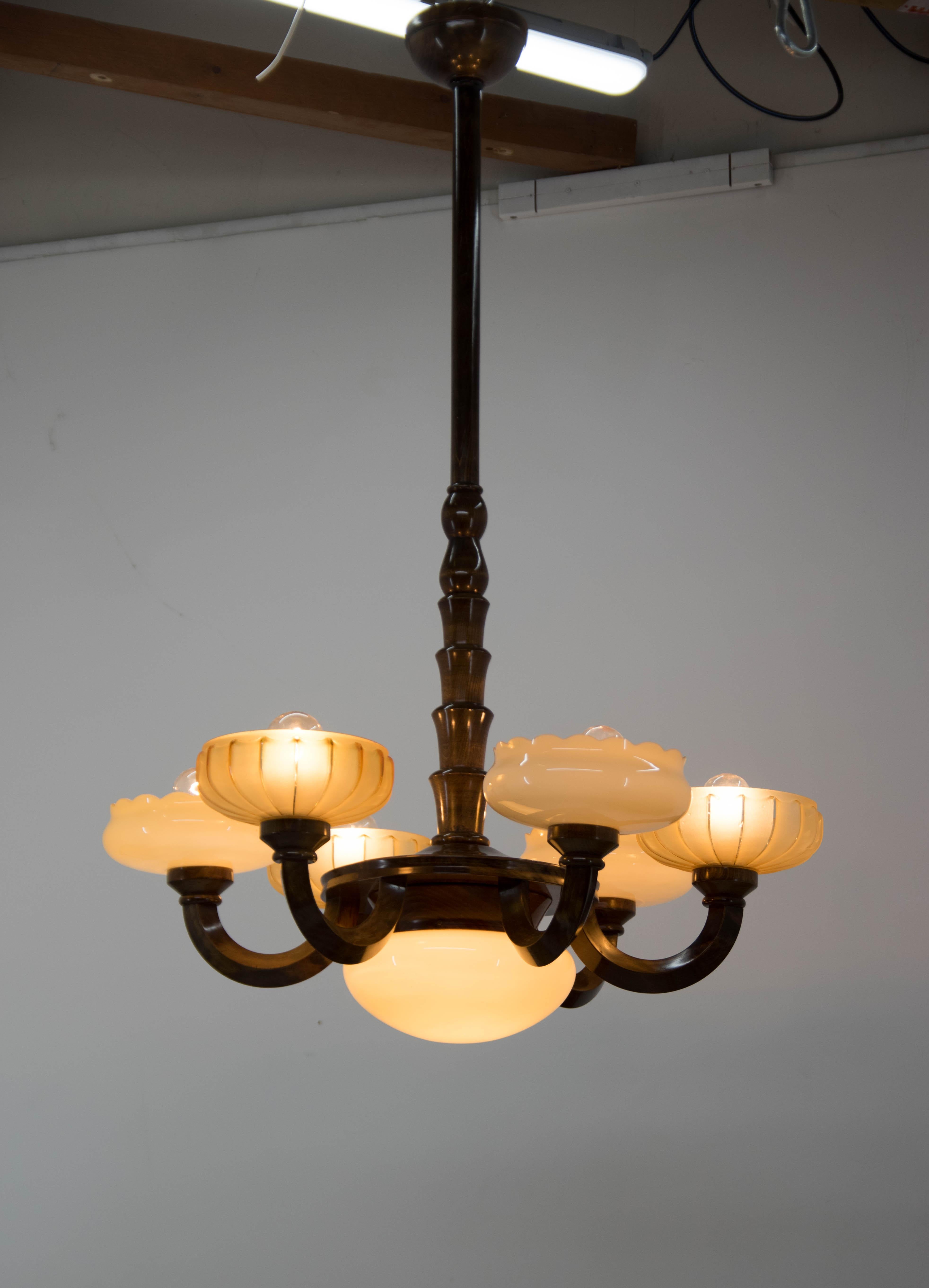 Representative Big Art Deco chandelier made of lacquered wood.
Very good original condition
Original glass shades.
Rewired: two separate circuits - 6+1 40W, E25-E27 bulbs
US wiring compatible.


