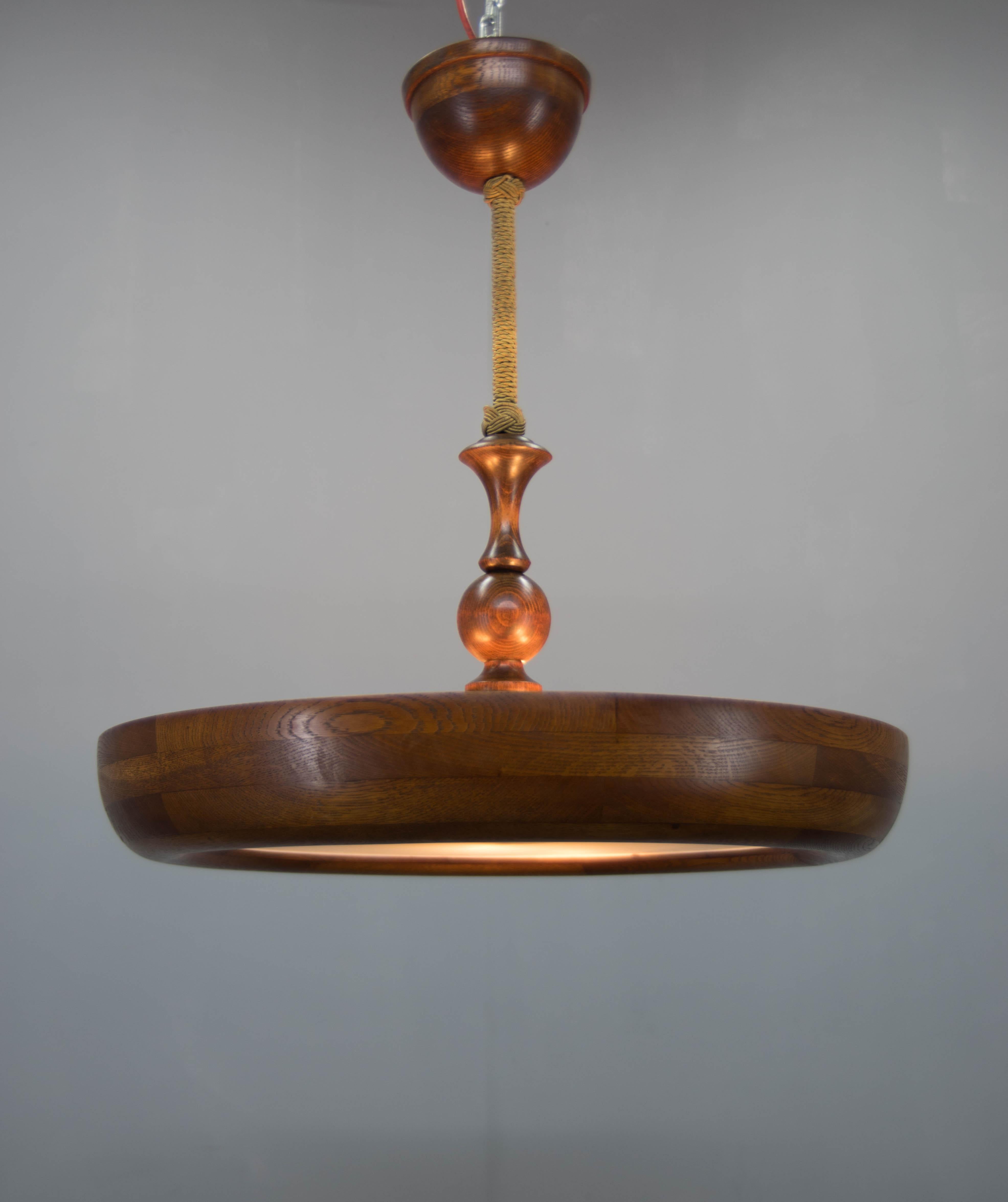 Großer hölzerner Art-Déco-UFO-Kronleuchter, 1930er Jahre im Angebot 3