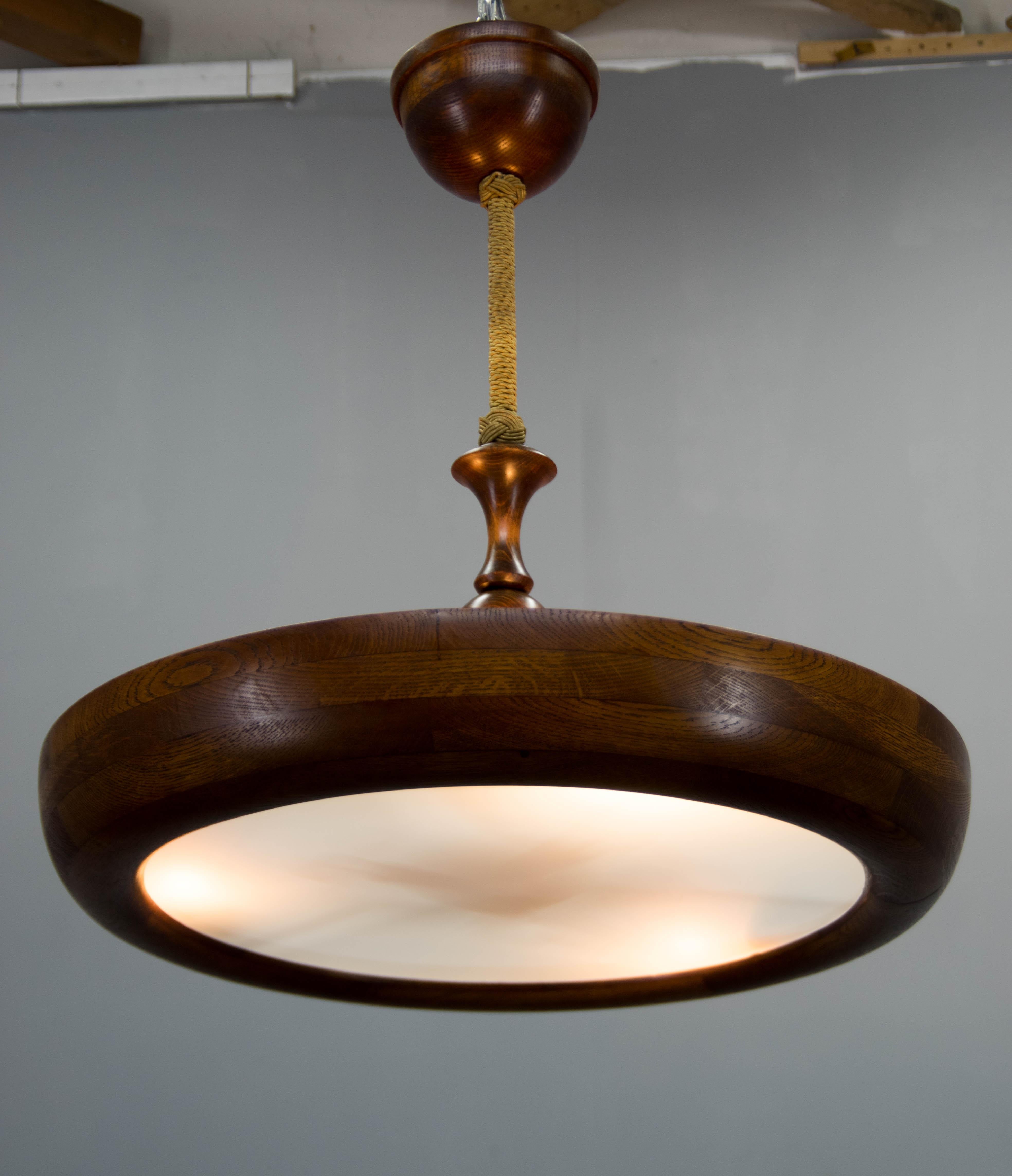 Großer hölzerner Art-Déco-UFO-Kronleuchter, 1930er Jahre im Angebot 5