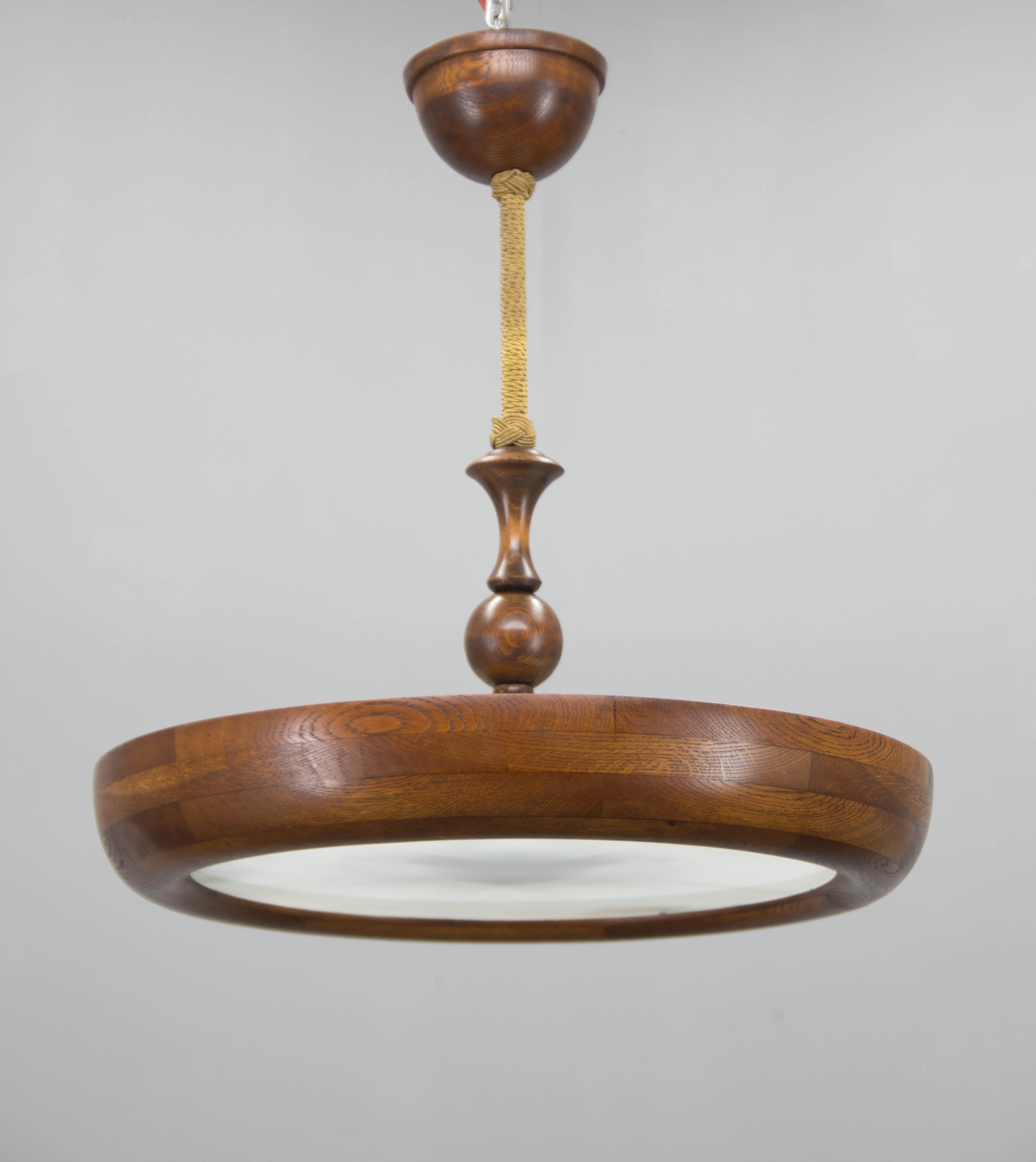 Atemberaubender Art-Déco-Kronleuchter aus den 1930er Jahren mit einer einzigartigen Massivholzkonstruktion mit schönen gedrechselten und geschnitzten Details. Dieses Stück wurde restauriert und mit einer neuen Verkabelung versehen, die mit