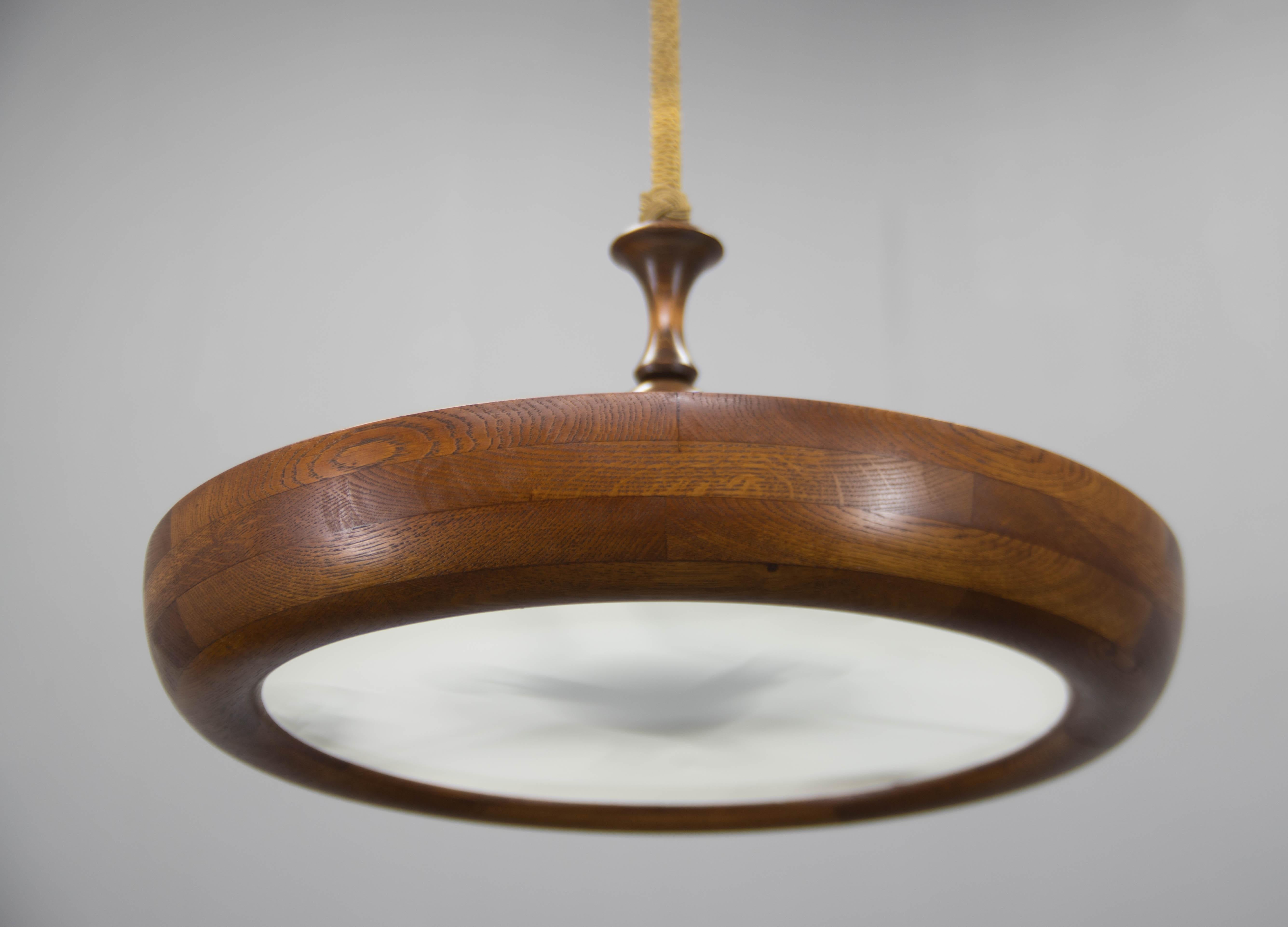 Großer hölzerner Art-Déco-UFO-Kronleuchter, 1930er Jahre (Art déco) im Angebot