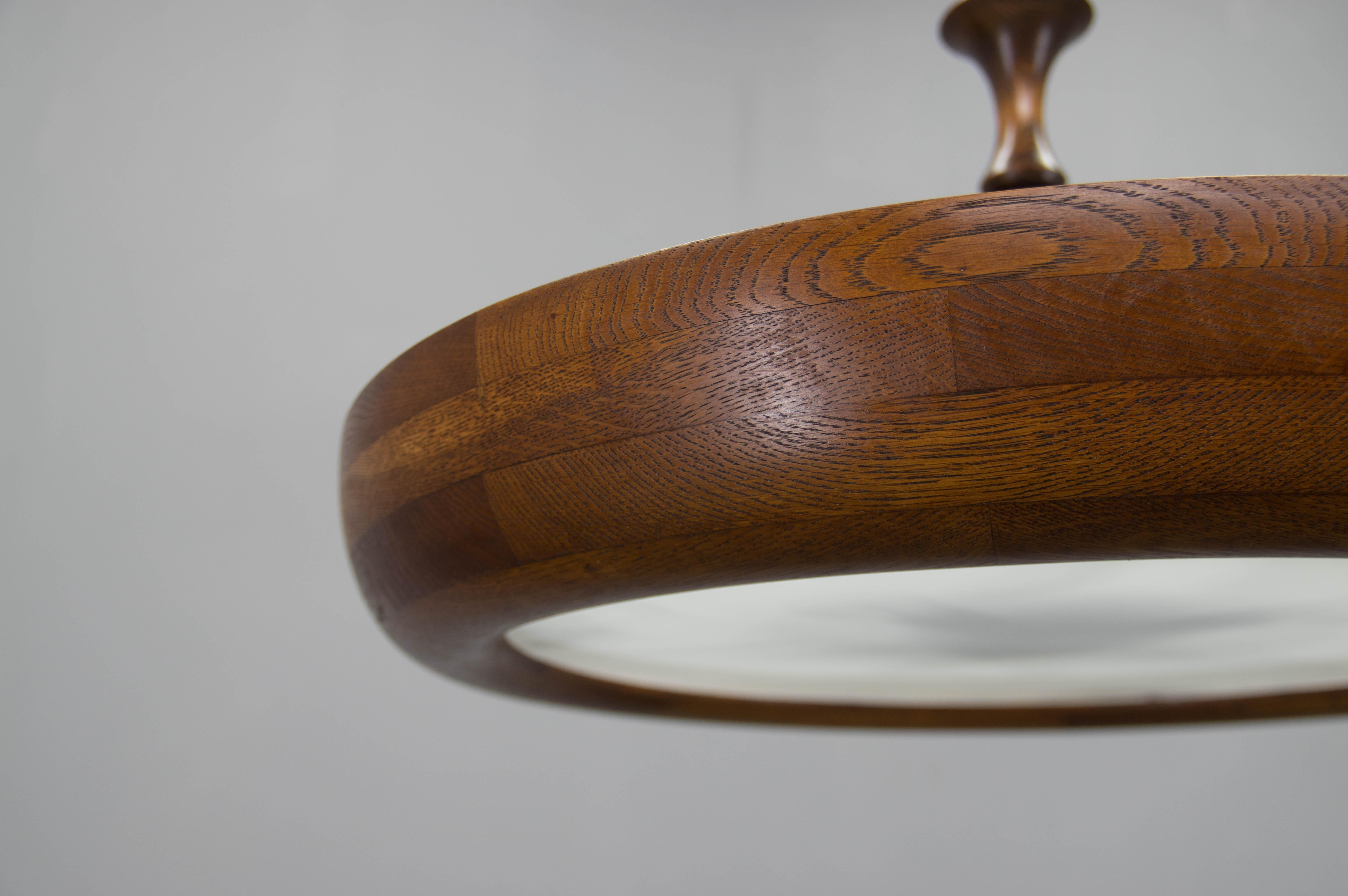 Großer hölzerner Art-Déco-UFO-Kronleuchter, 1930er Jahre (Glas) im Angebot