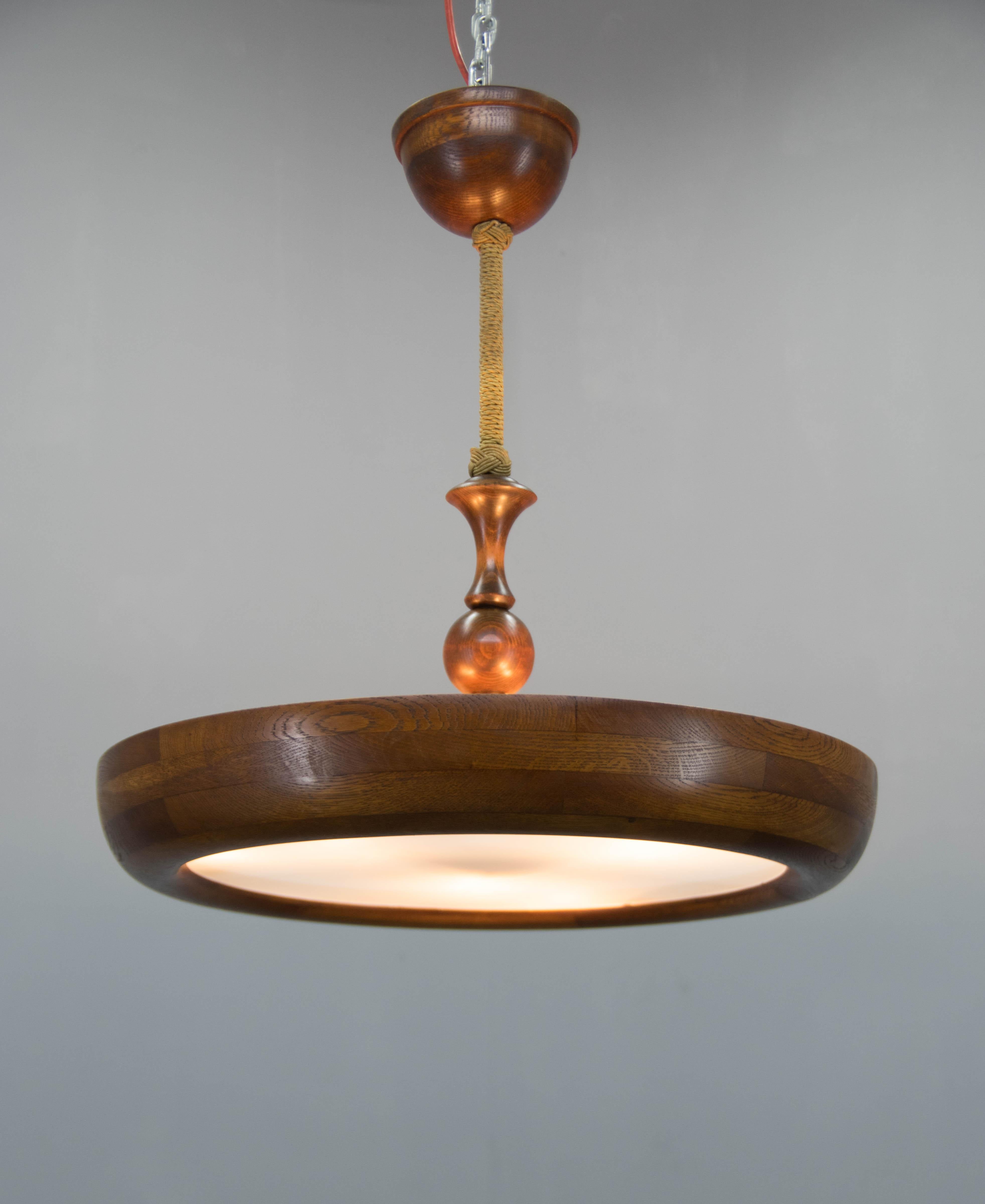 Großer hölzerner Art-Déco-UFO-Kronleuchter, 1930er Jahre im Angebot 1