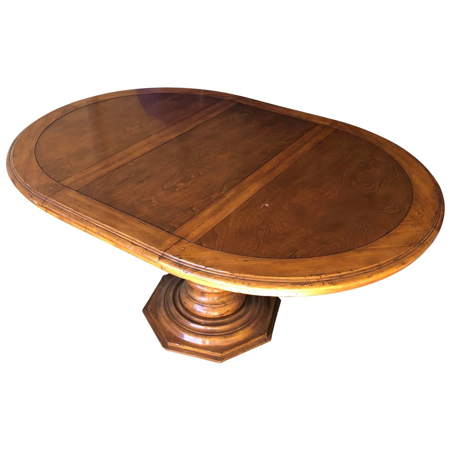 Großer Esszimmertisch aus Holz im Barockstil mit Sockel von Fremarc (amerikanisch) im Angebot