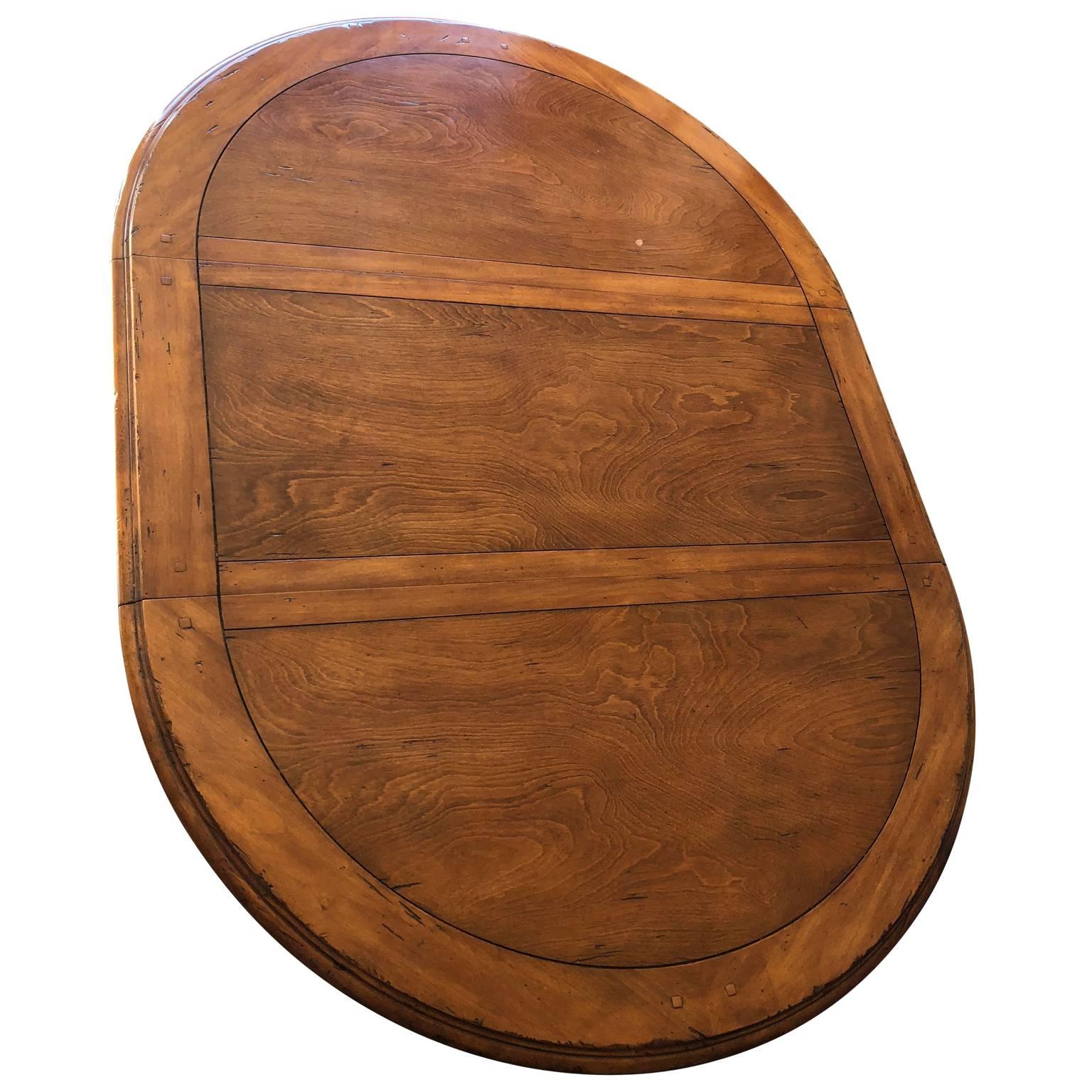 Großer Esszimmertisch aus Holz im Barockstil mit Sockel von Fremarc im Zustand „Gut“ im Angebot in Haddonfield, NJ