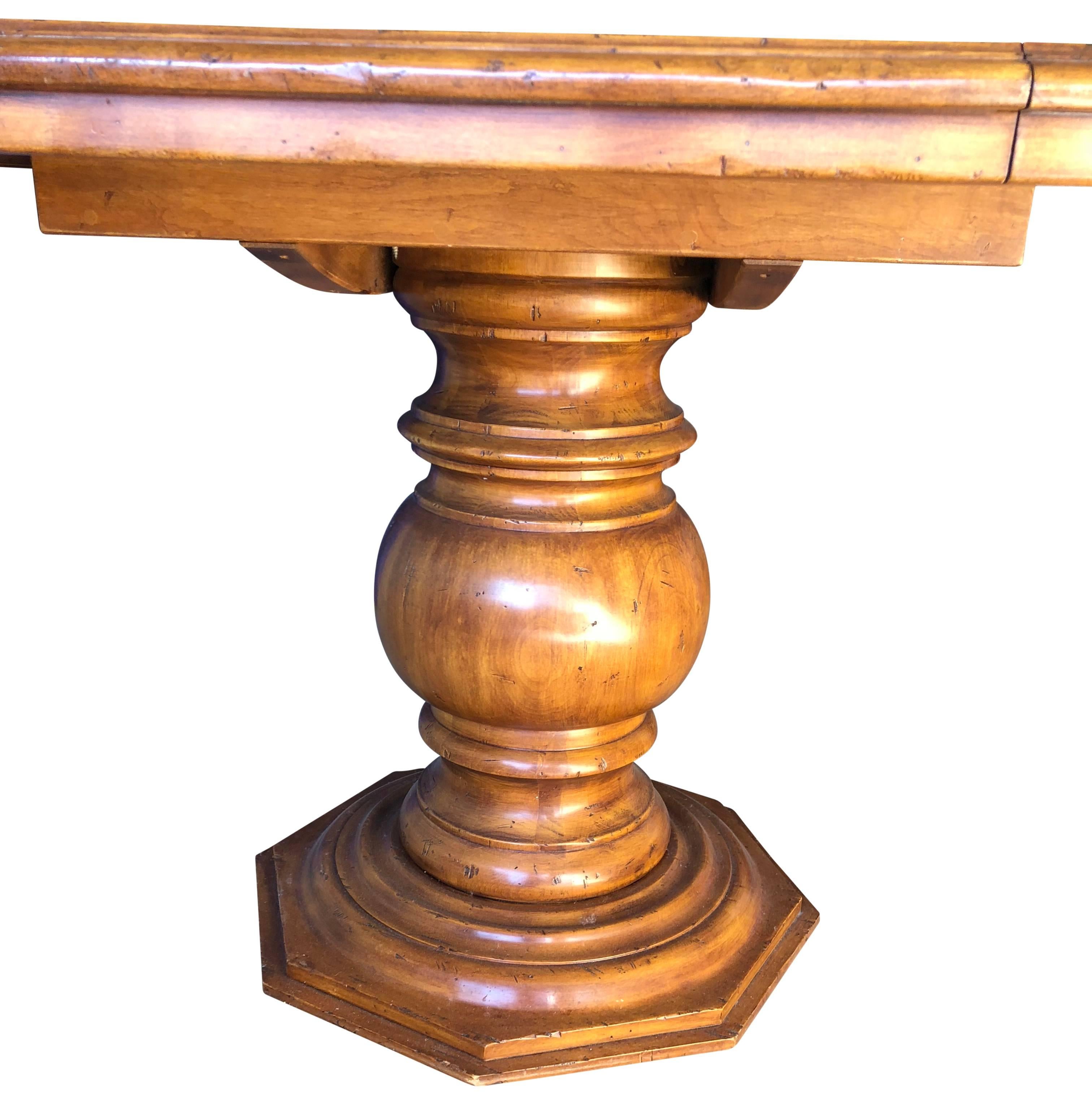 Großer Esszimmertisch aus Holz im Barockstil mit Sockel von Fremarc im Angebot 1
