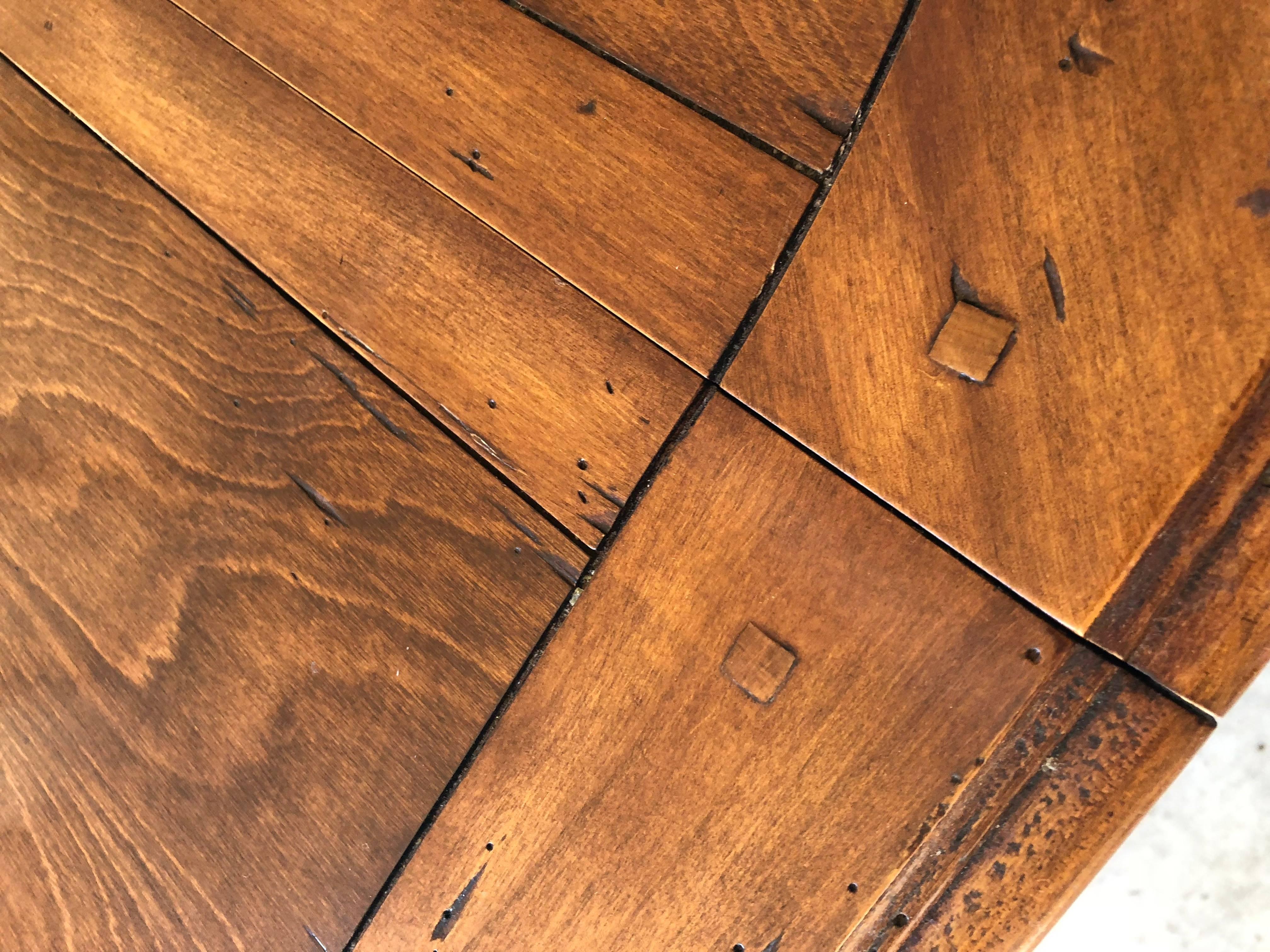 Großer Esszimmertisch aus Holz im Barockstil mit Sockel von Fremarc im Angebot 4