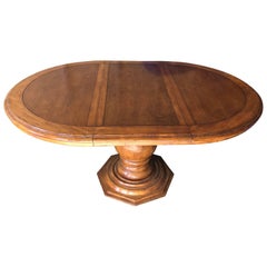 Grande table de salle à manger à piédestal en bois de style baroque par Fremarc