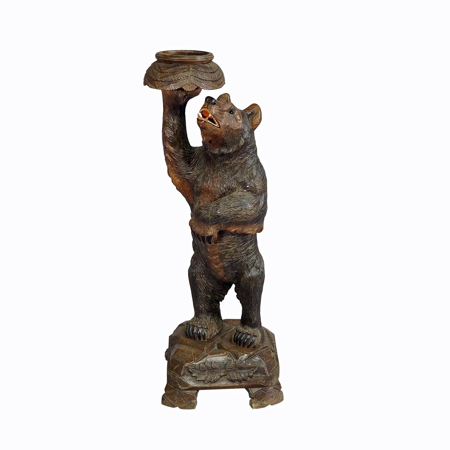 Grand porte-fleurs en bois en forme d'ours de la forêt noire, sculpté à la main à Brienz dans les années 1900

Statue antique d'un ours debout sur un socle de fleurs. En bois de tilleul, finement sculpté à la main avec des détails naturalistes à