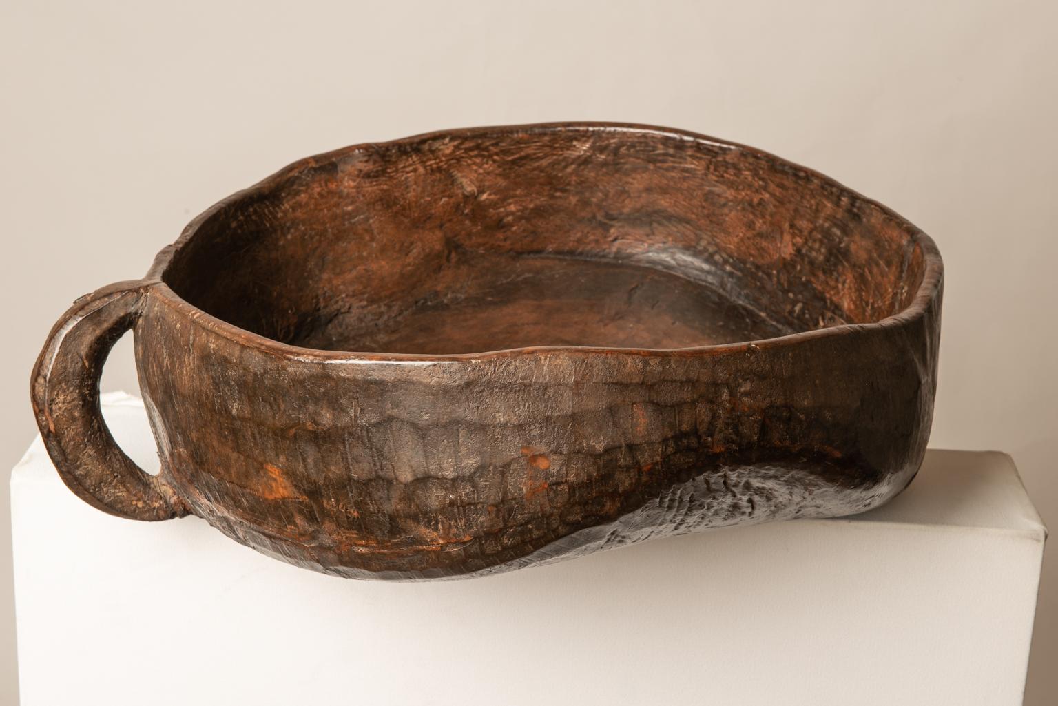 Old wooden bowl from Indonesia, completely dug in a tree trunk.
Useful for newspapers and magazines. On a large table for fruits -
With a cushion may be the favorite place for a little dog or a cat.
O/1027.