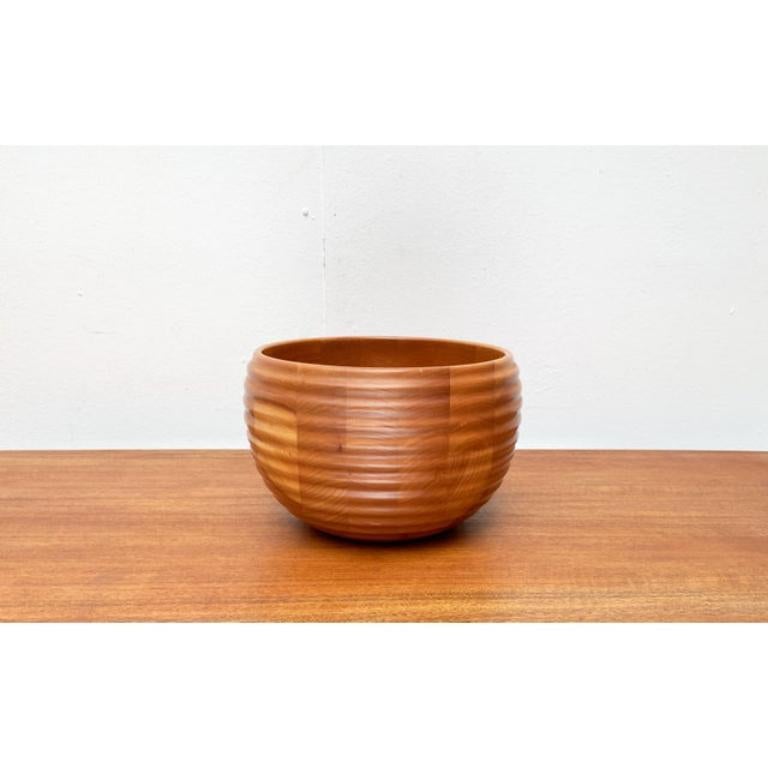 Grand bol en bois de Carl Auböck, en très bon état. Conçue de 1950 à 1959 Cette pièce porte une marque d'attribution.

Informations complémentaires :
Matériaux : Bois
Style : Moderne du milieu du siècle
Design/One : Carl Auböck
Pays d'origine :