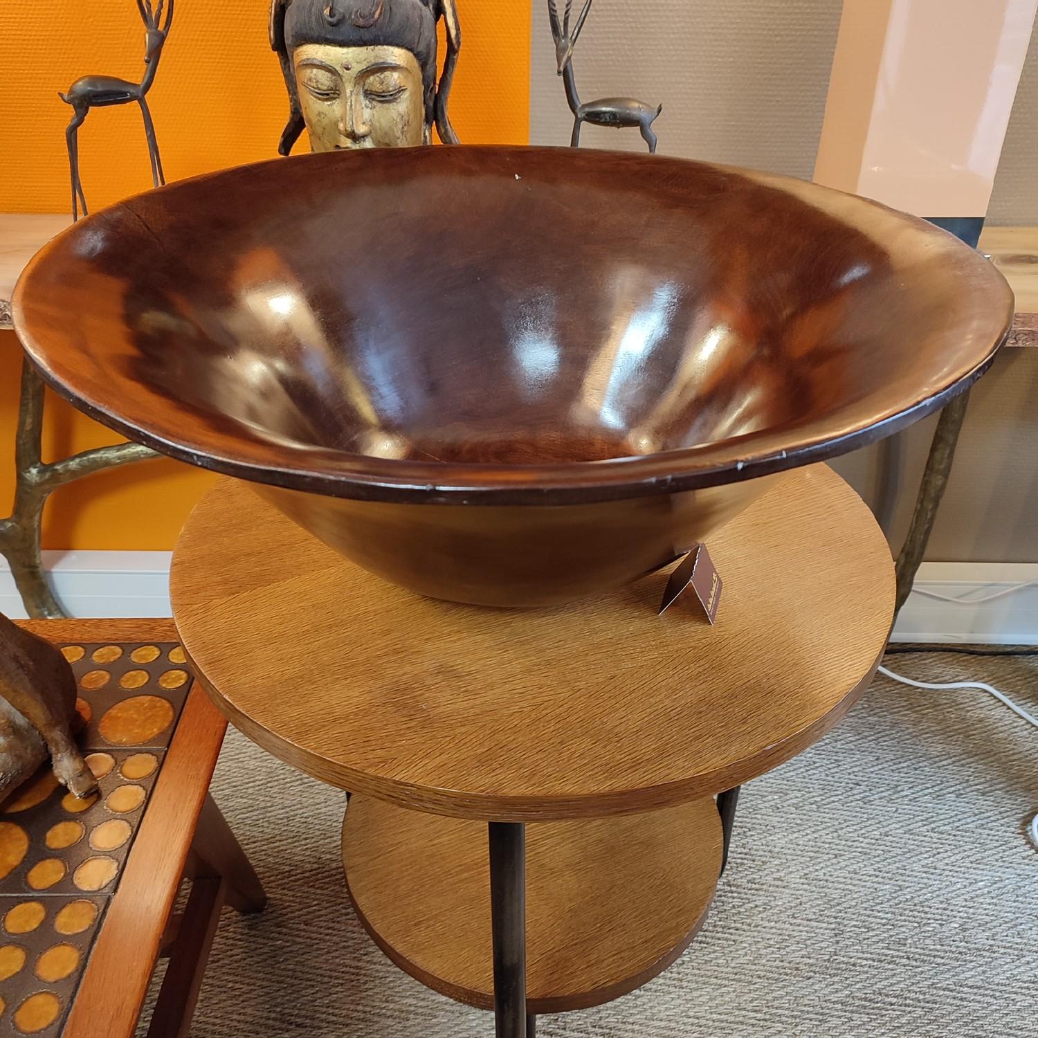 Beautiful large african bowl, made out of one piece, perfect to display magazines or towels in a bathroom. Great patina and condition.

Do not hesitate to contact me for a shipping quote.