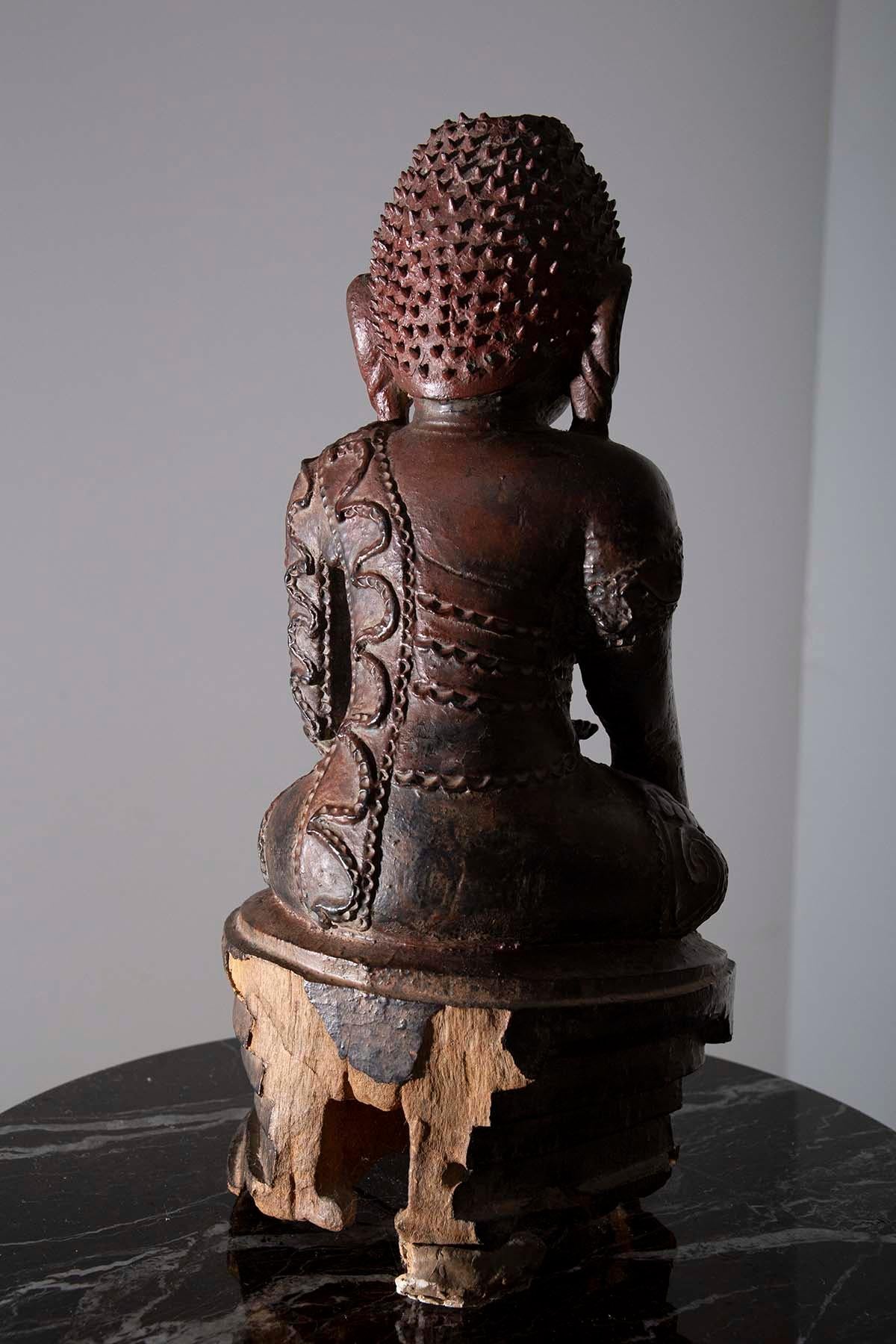 Grande sculpture de Bouddha en bois probablement du Laos, 19e-20e siècle en vente 3