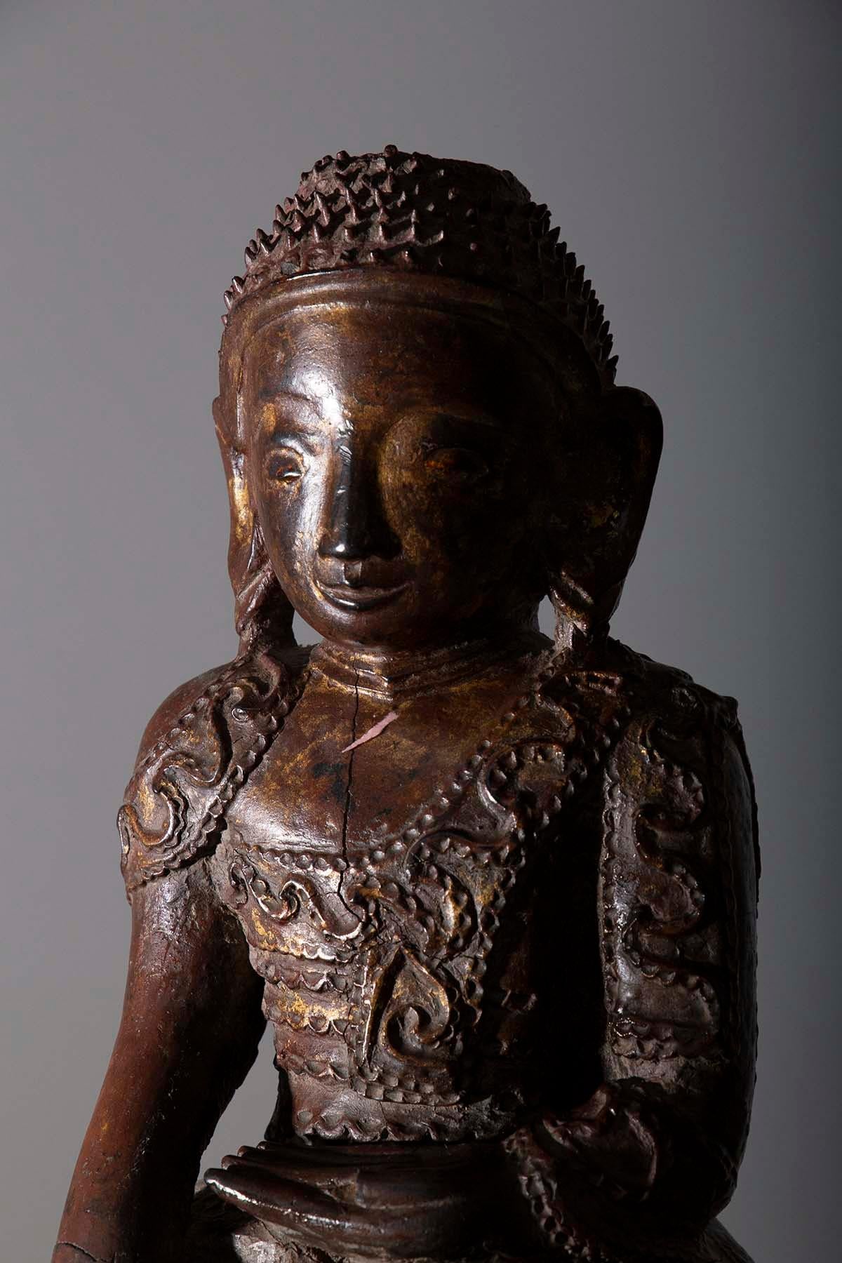 Anglo-indien Grande sculpture de Bouddha en bois probablement du Laos, 19e-20e siècle en vente