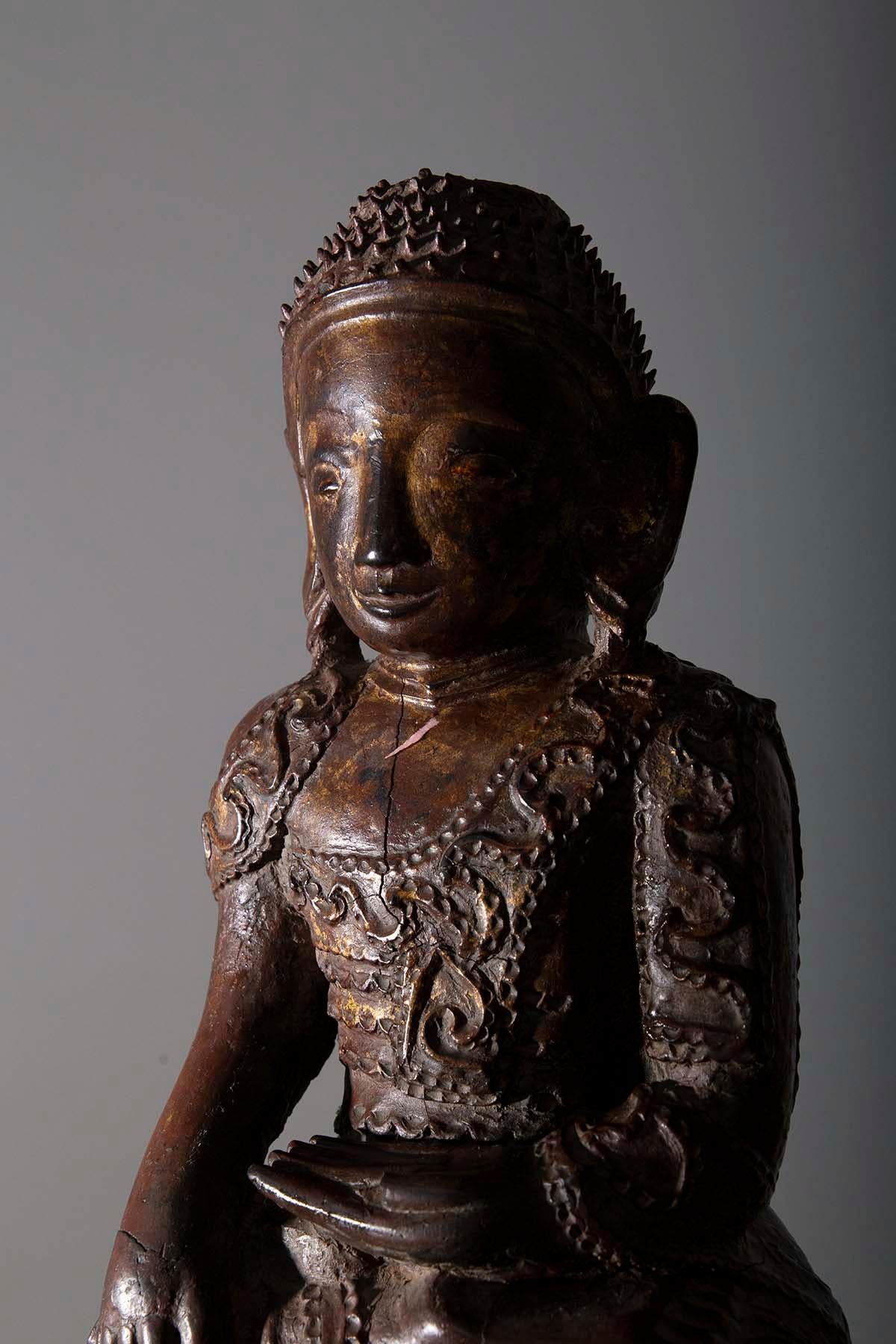 Grande sculpture de Bouddha en bois probablement du Laos, 19e-20e siècle Bon état - En vente à Milano, IT