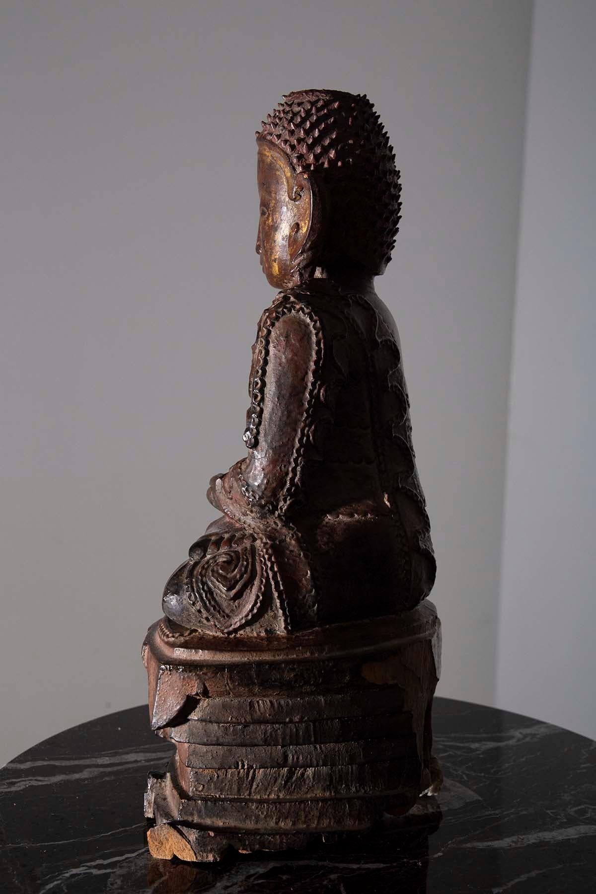 Große hölzerne Buddha-Skulptur, wahrscheinlich Laos, 19.-20. Jahrhundert (Holz) im Angebot