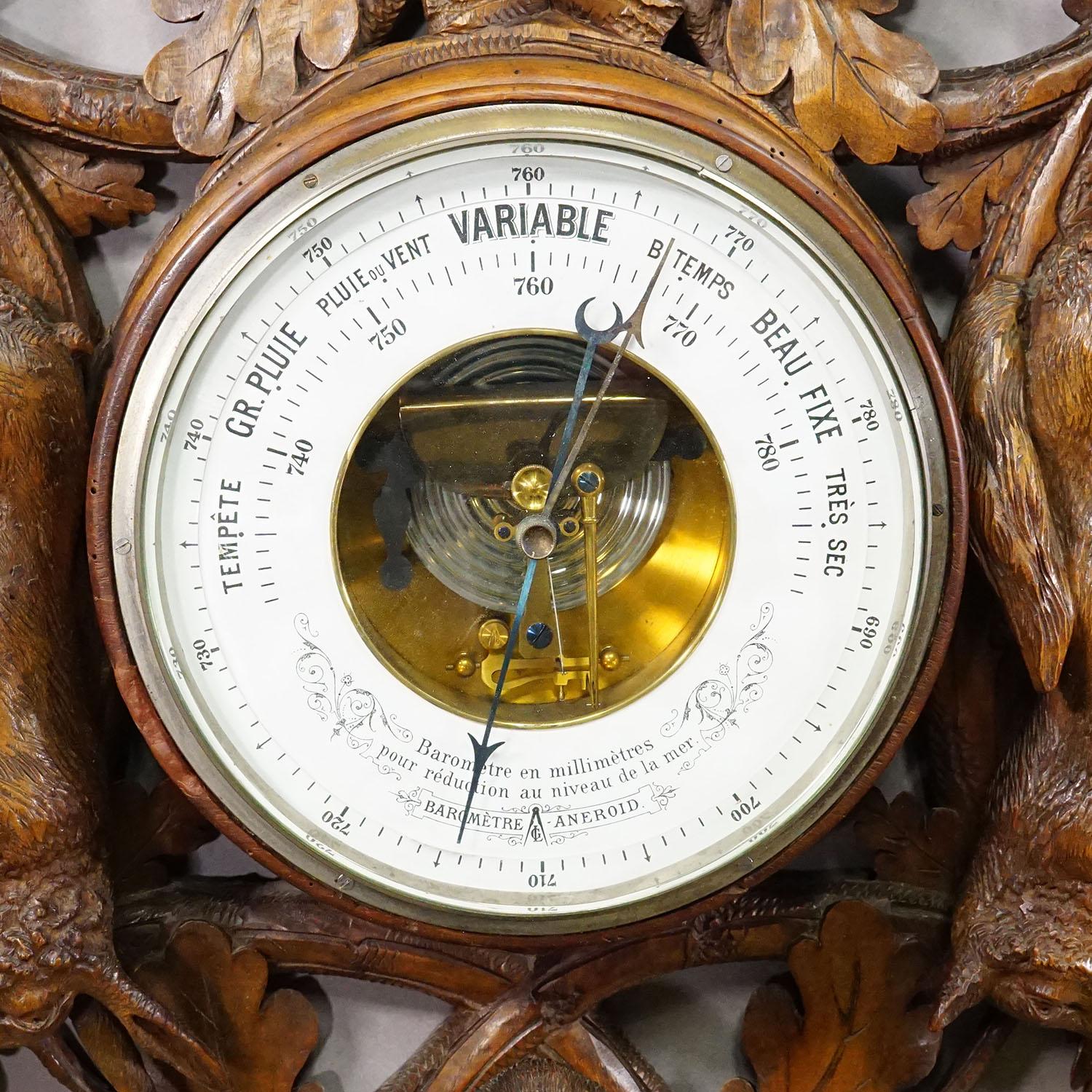 Grande station météo en bois sculpté Black Forest avec cerfs en vente 3