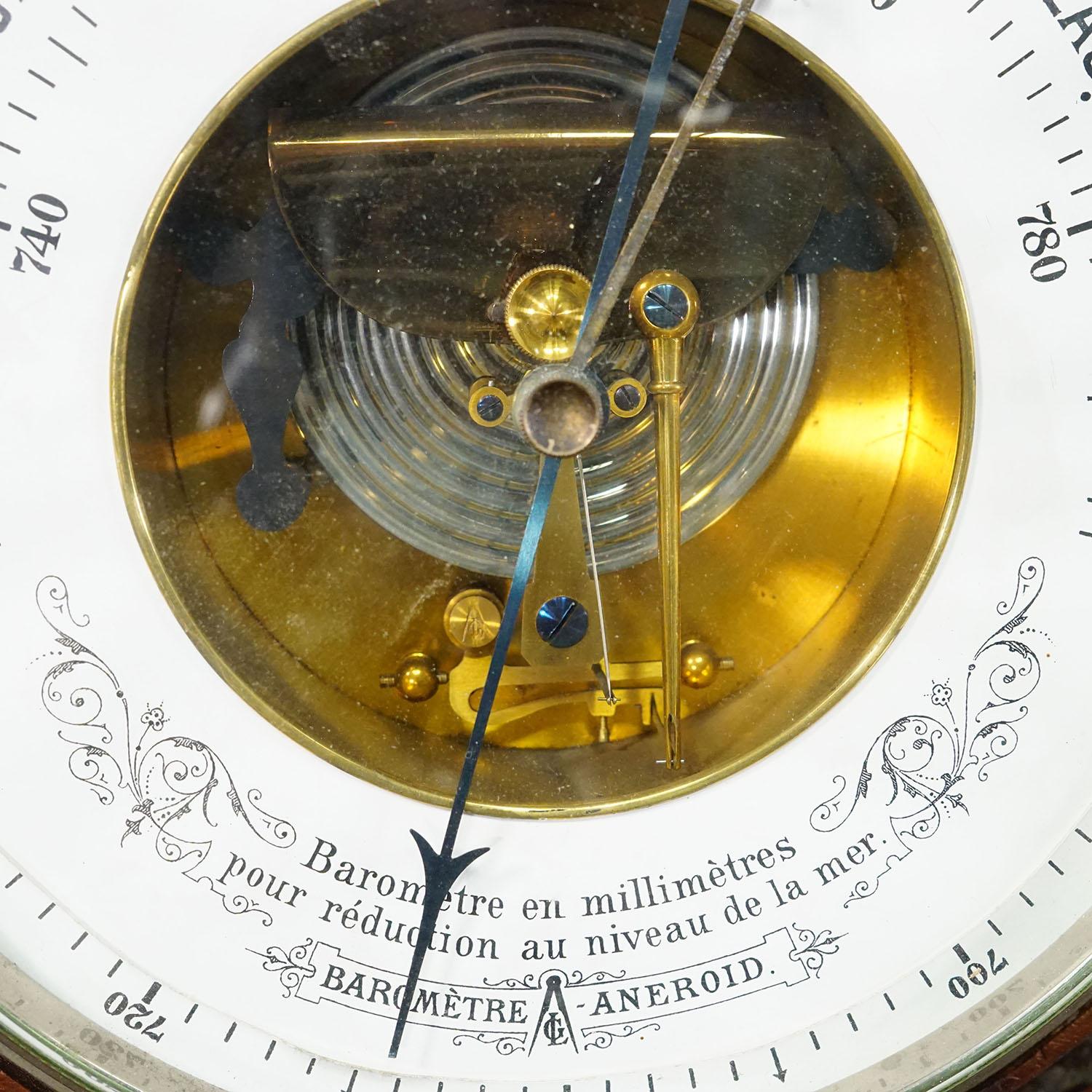 Grande station météo en bois sculpté Black Forest avec cerfs en vente 4