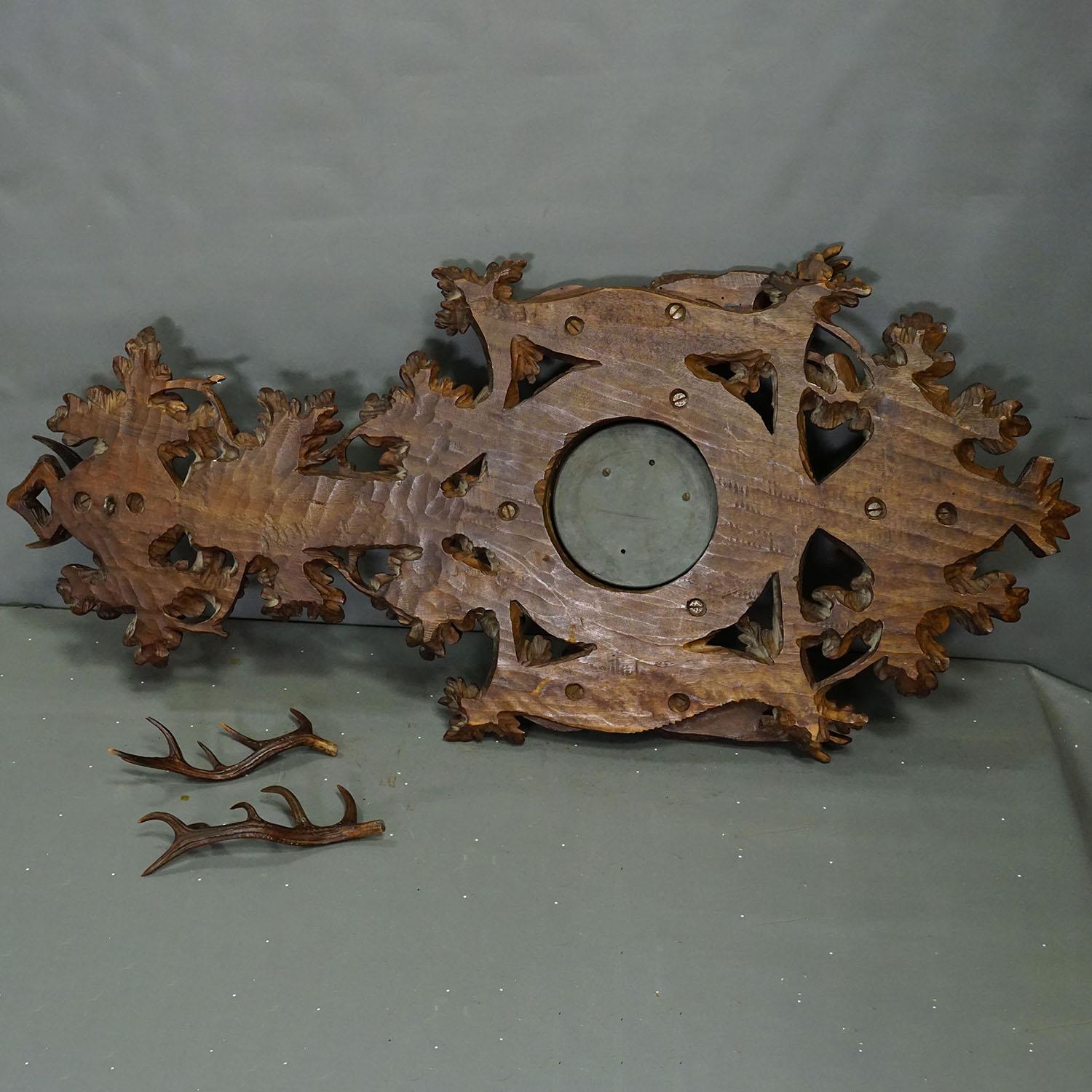 Grande station météo en bois sculpté Black Forest avec cerfs en vente 6