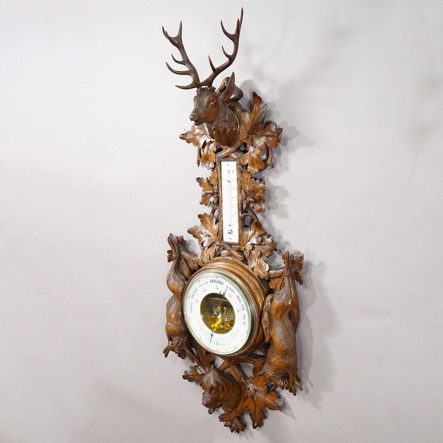 Grande station météo en bois sculpté Black Forest avec cerfs

Un grand baromètre mural antique de la Forêt-Noire avec un cadre en bois sculpté orné de motifs de chasse détaillés. Le design comprend une tête de cerf avec des bois au sommet, un lièvre
