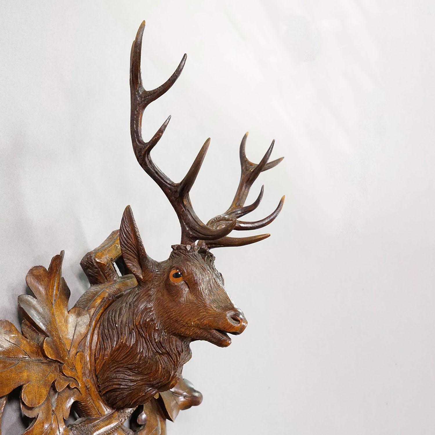 Forêt-Noire Grande station météo en bois sculpté Black Forest avec cerfs en vente