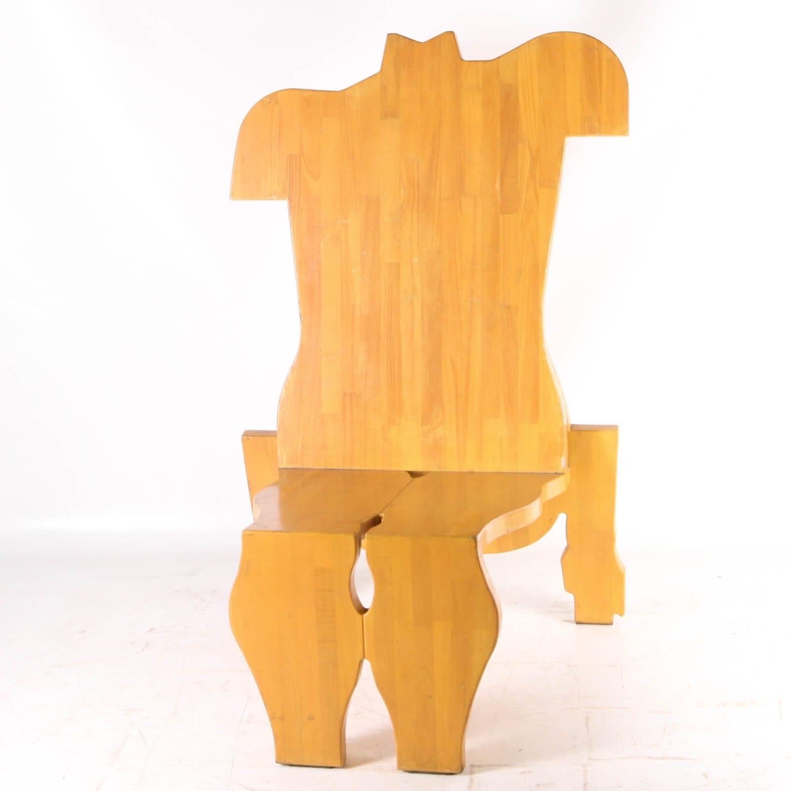Großer Holzstuhl im Angebot 2