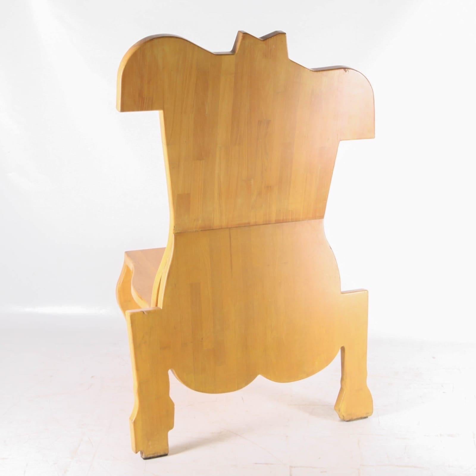 Großer Holzstuhl im Angebot 3