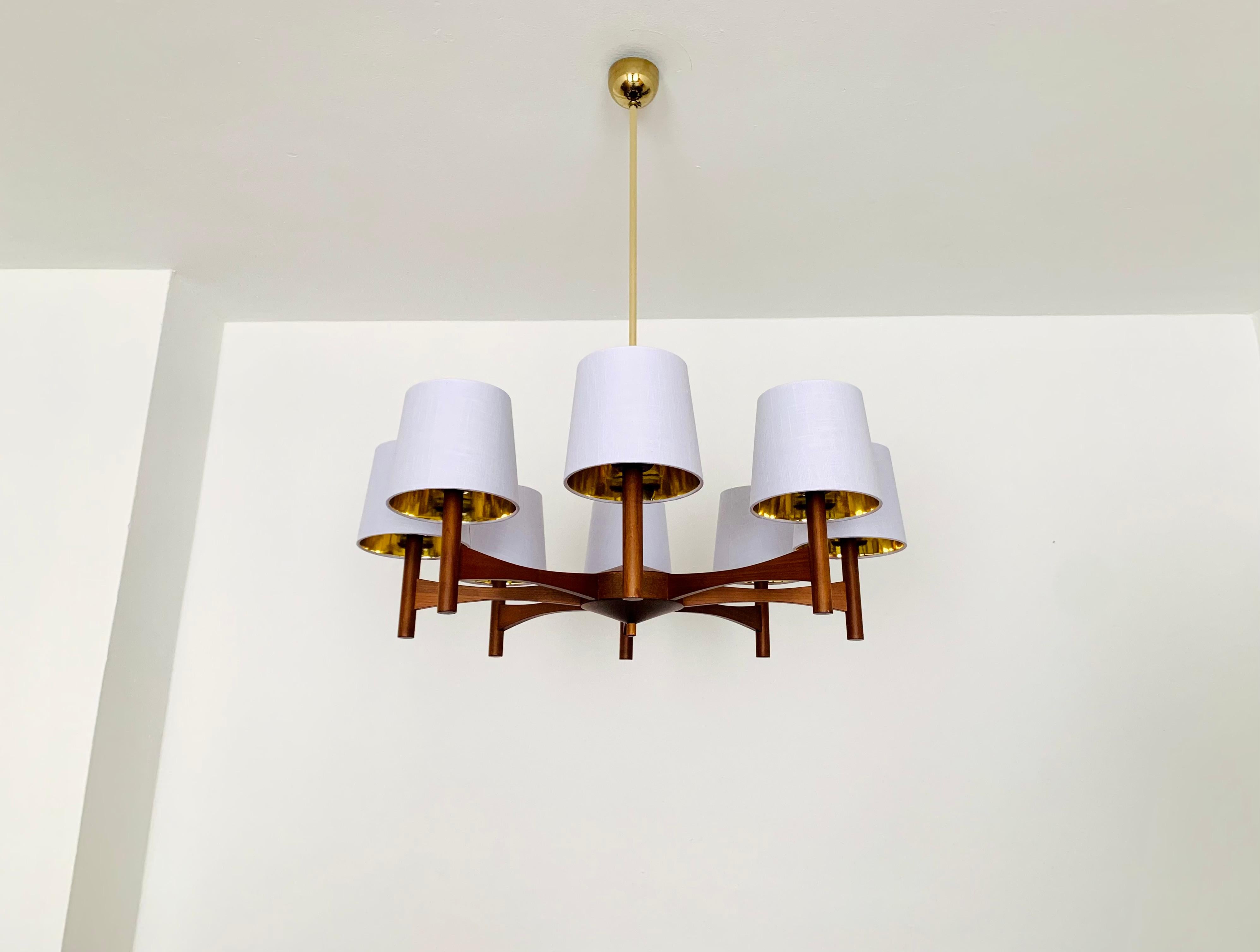 Very large and beautiful chandelier from the 1960s.
Great and unusual design with a fantastically comfortable look.
The frame made of cherry wood is very noble.

Manufacturer: Temde

Condition:

Very good vintage condition with slight signs of wear