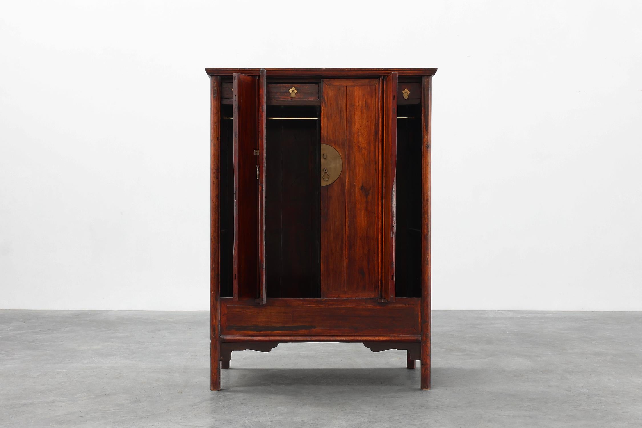 Große hölzerne chinesische 19. Jahrhundert Qing-Dynastie Hochzeit oder Tapering Kabinett im Angebot 7