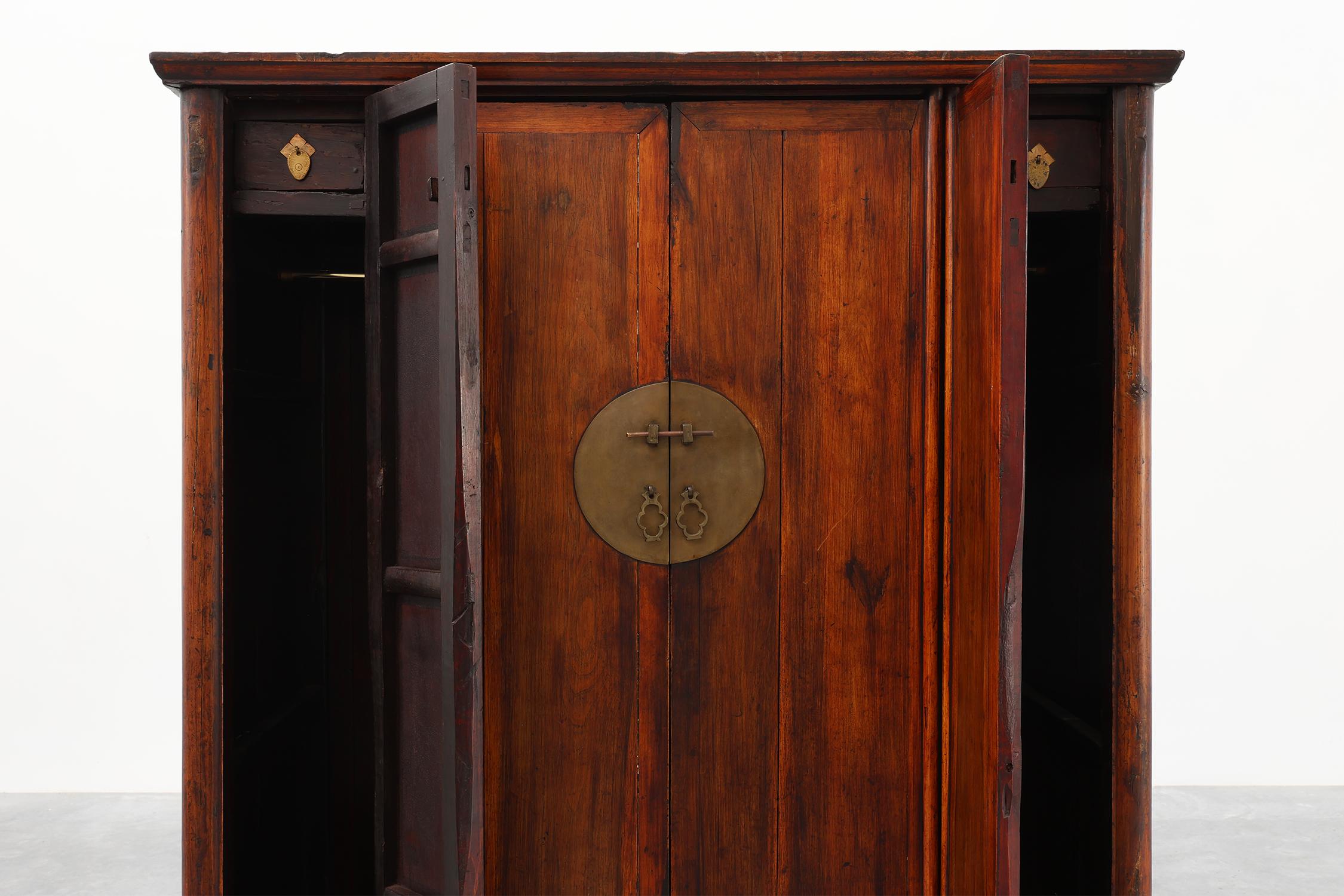 Große hölzerne chinesische 19. Jahrhundert Qing-Dynastie Hochzeit oder Tapering Kabinett im Angebot 8