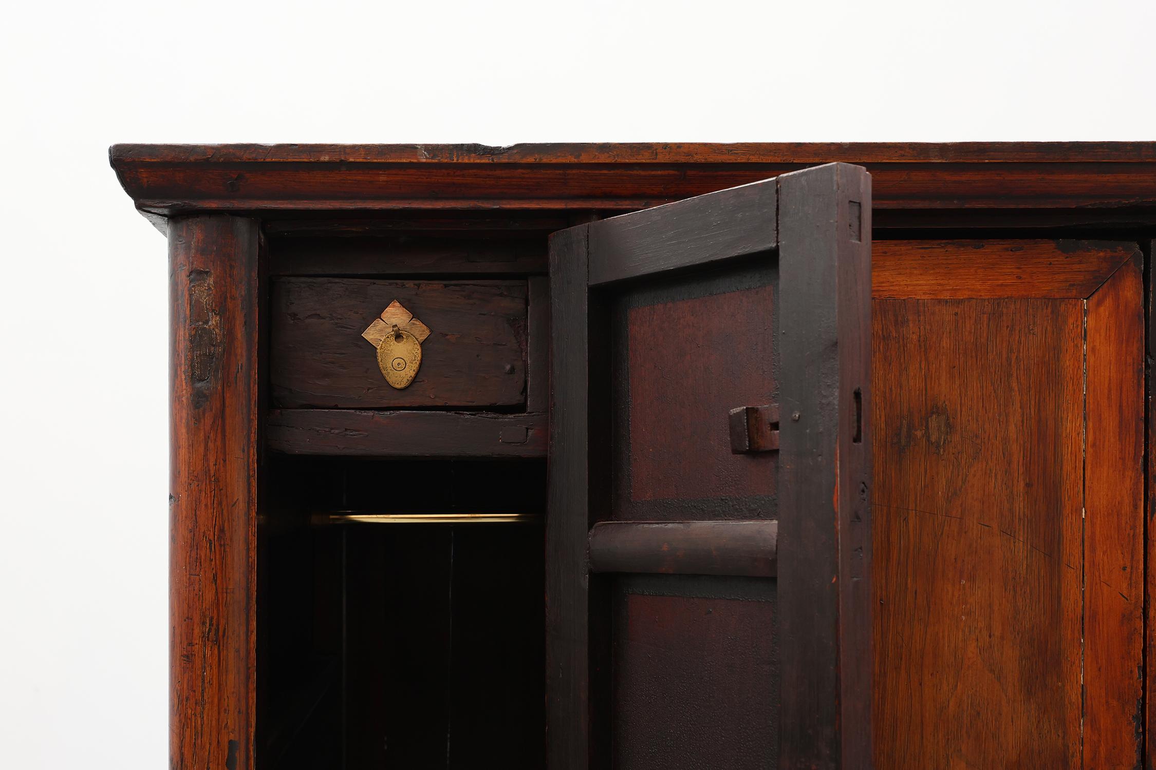 Große hölzerne chinesische 19. Jahrhundert Qing-Dynastie Hochzeit oder Tapering Kabinett im Angebot 9