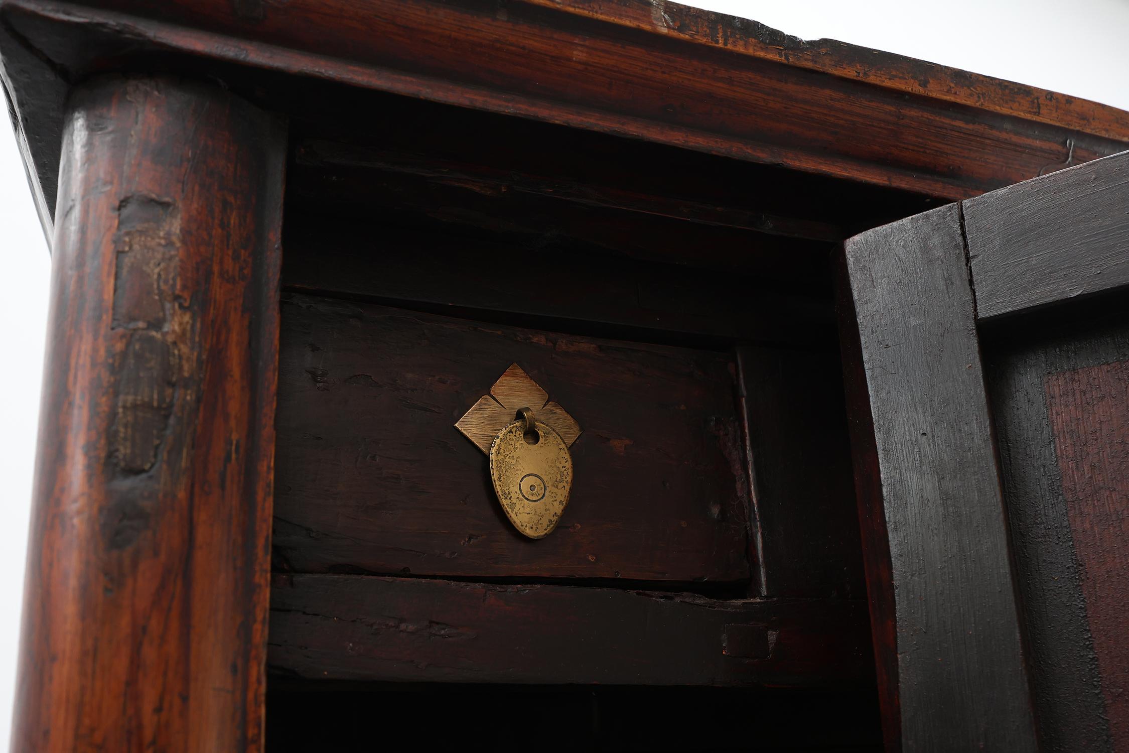 Große hölzerne chinesische 19. Jahrhundert Qing-Dynastie Hochzeit oder Tapering Kabinett im Angebot 10