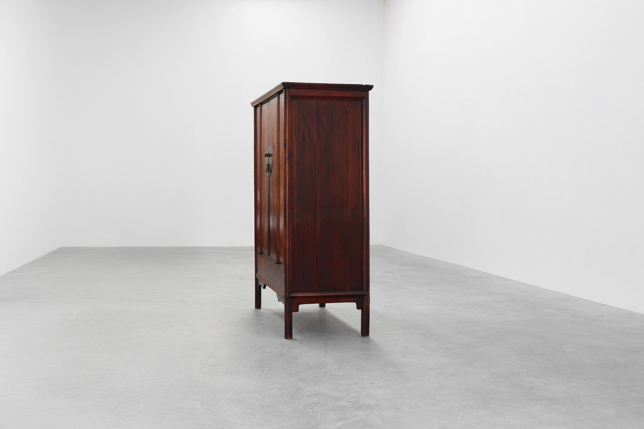 Große hölzerne chinesische 19. Jahrhundert Qing-Dynastie Hochzeit oder Tapering Kabinett im Angebot 11