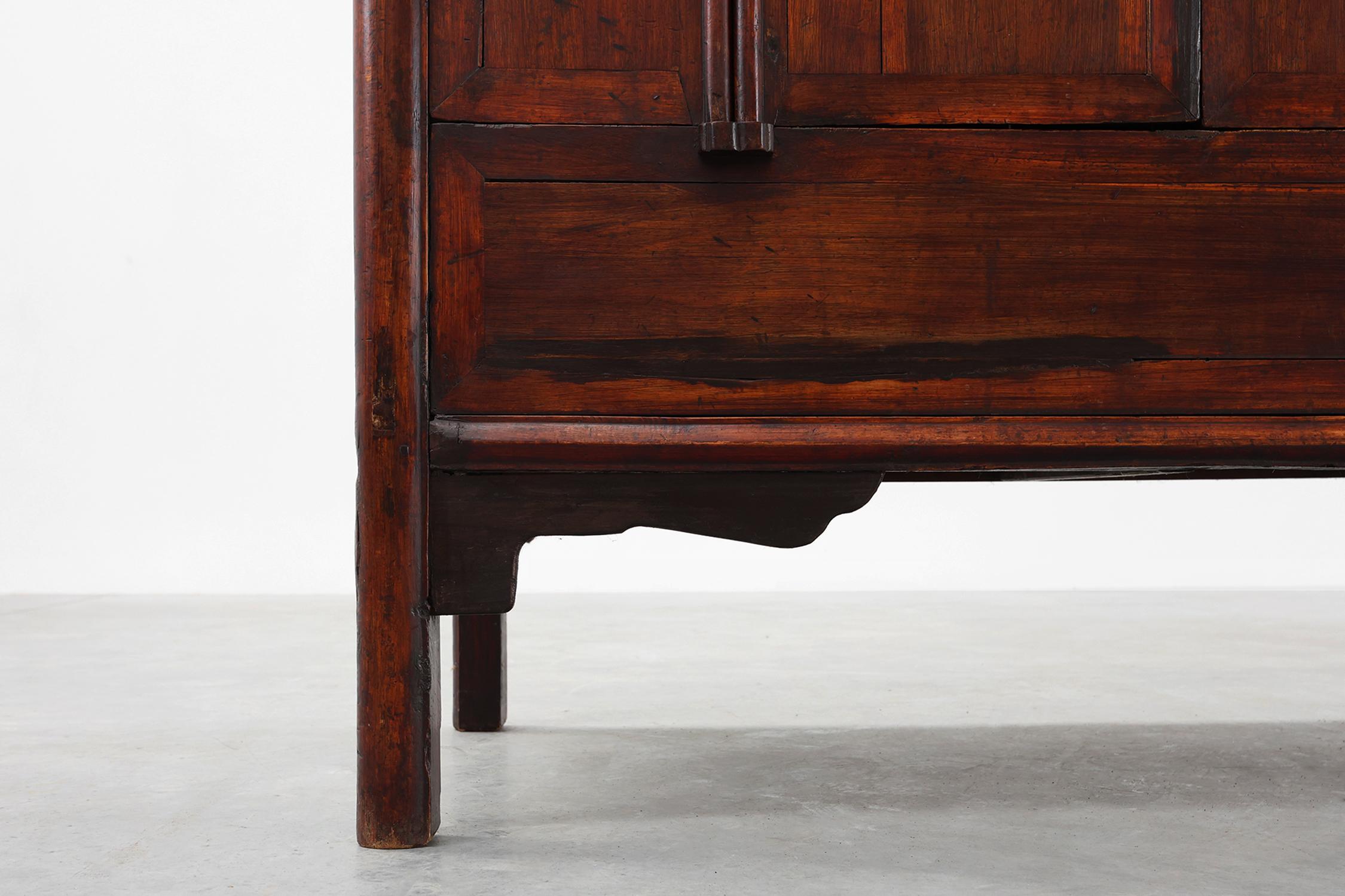 Große hölzerne chinesische 19. Jahrhundert Qing-Dynastie Hochzeit oder Tapering Kabinett im Angebot 12