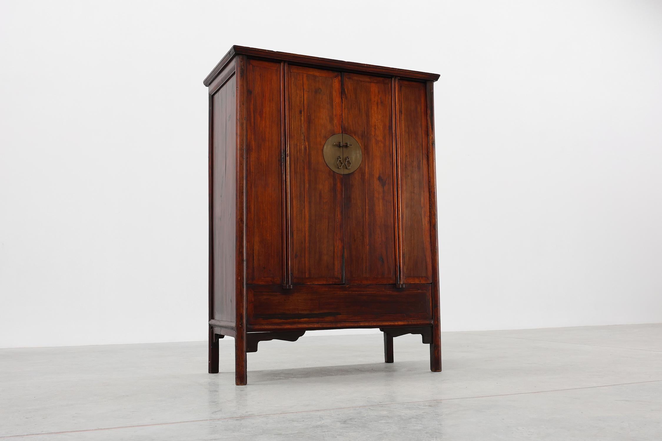 Große hölzerne chinesische 19. Jahrhundert Qing-Dynastie Hochzeit oder Tapering Kabinett im Angebot 13