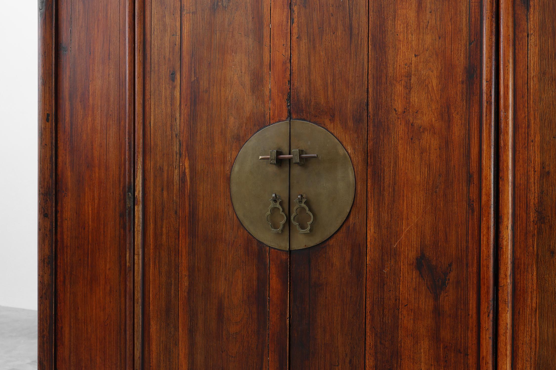 Große hölzerne chinesische 19. Jahrhundert Qing-Dynastie Hochzeit oder Tapering Kabinett (Chinoiserie) im Angebot