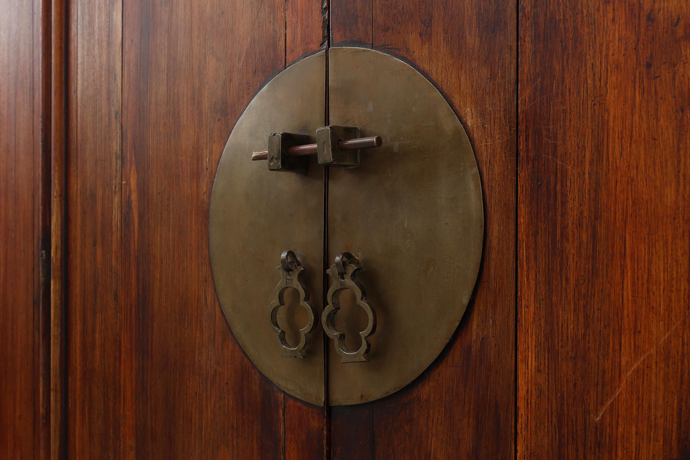 Große hölzerne chinesische 19. Jahrhundert Qing-Dynastie Hochzeit oder Tapering Kabinett (Chinesisch) im Angebot