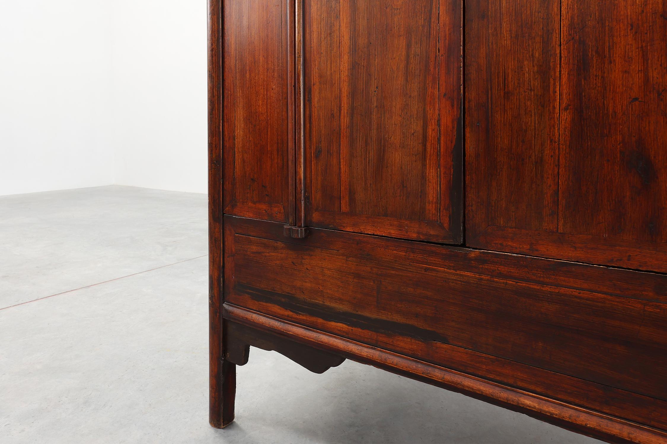 Große hölzerne chinesische 19. Jahrhundert Qing-Dynastie Hochzeit oder Tapering Kabinett (Handgefertigt) im Angebot