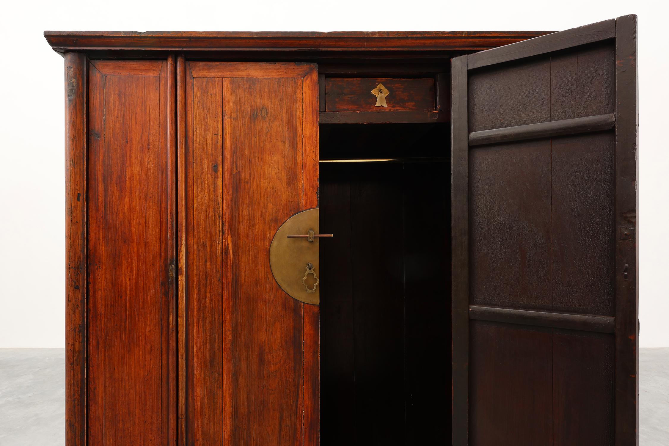 Große hölzerne chinesische 19. Jahrhundert Qing-Dynastie Hochzeit oder Tapering Kabinett (Kupfer) im Angebot