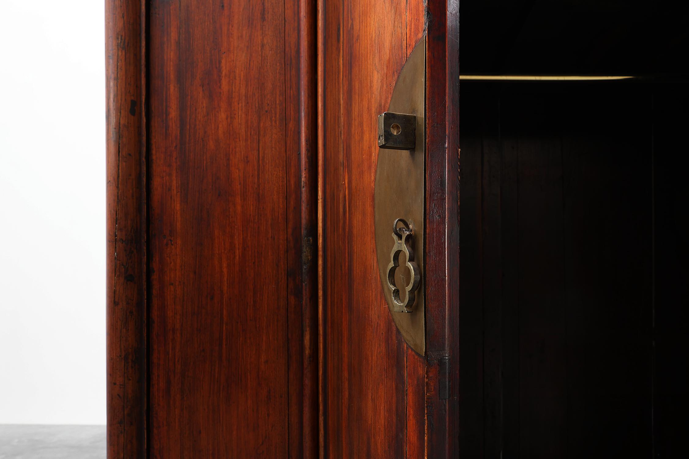 Große hölzerne chinesische 19. Jahrhundert Qing-Dynastie Hochzeit oder Tapering Kabinett im Angebot 1